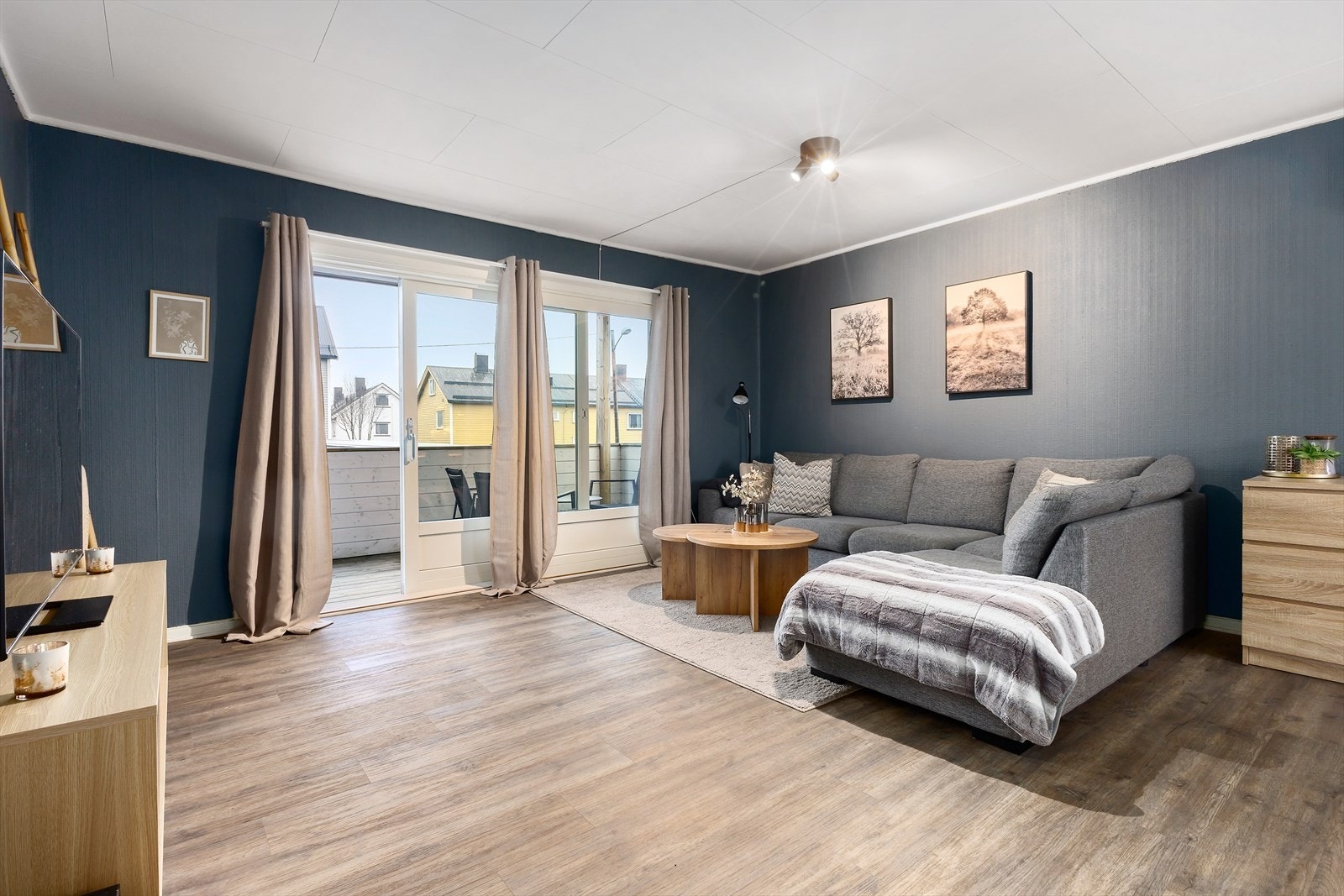 Stue 1.etg.: Fra stuen har du skyvtett dør ut til romslig altan. Galleribilde