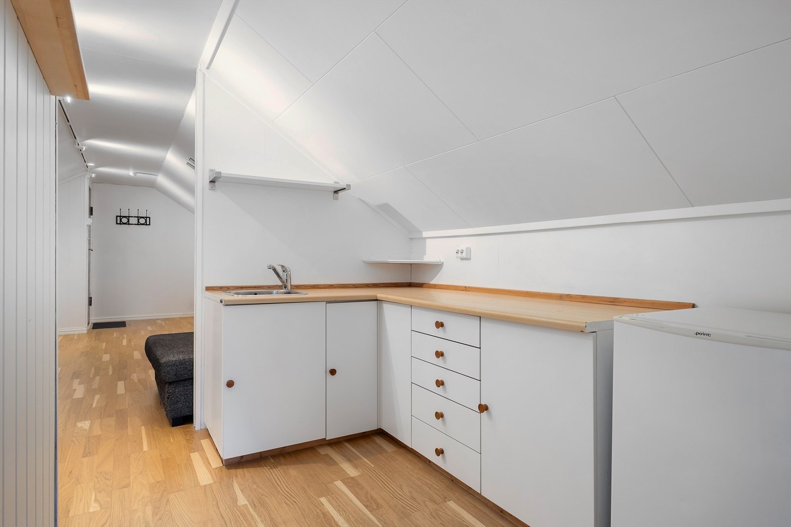 Kjøkken i loftsetasje. I tillegg er det et bad i denne etasjen som ikke er måleverdig. Loft ikke godkjent for varig opphold. Galleribilde