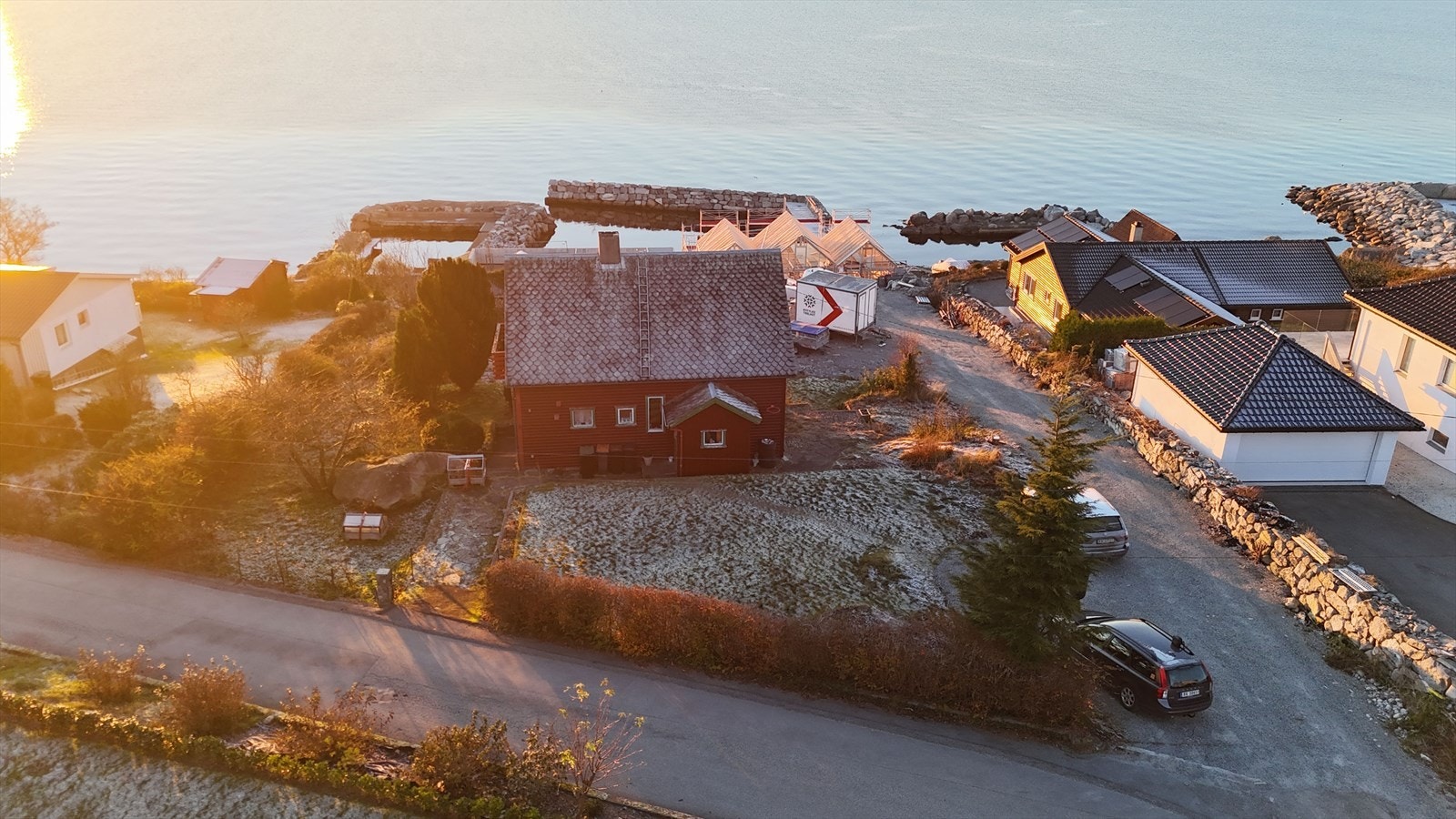 Her er man like i sjøkanten med rolige og barnevennlige omgivelser, med kort vei til flere badeplasser, tursti, skoler, barnehager, idrettsanlegg, bussholdeplass etc Galleribilde