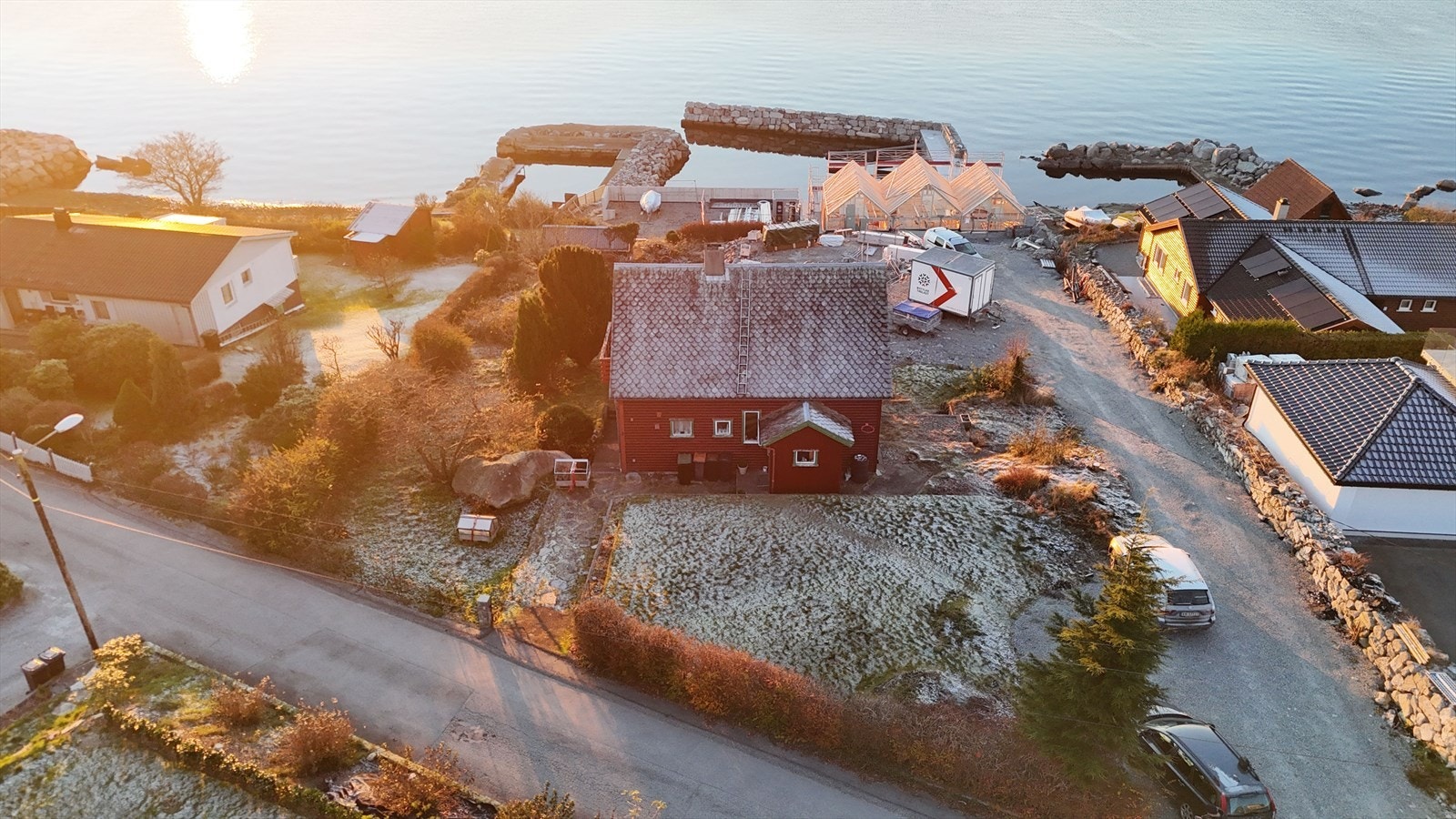 Eiendommen har en eldre bolig med store renoveringsbehov. Galleribilde