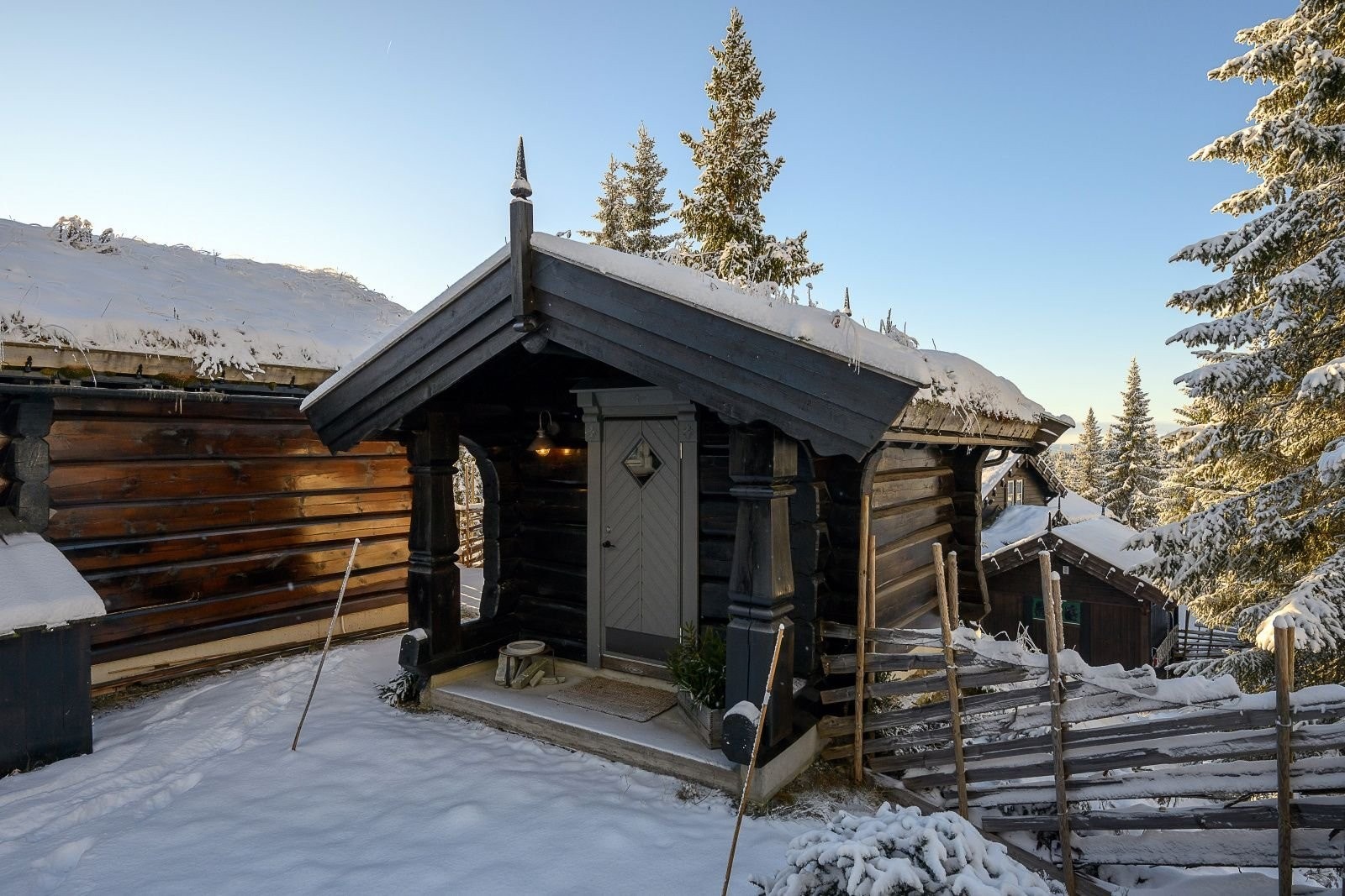 Annekset er praktisk om du vil leie ut hytta. Da kan du oppbevare dine personlige eiendelen her. Det er også vedbod og utebod som så vidt kan skimtes på bildet. Galleribilde