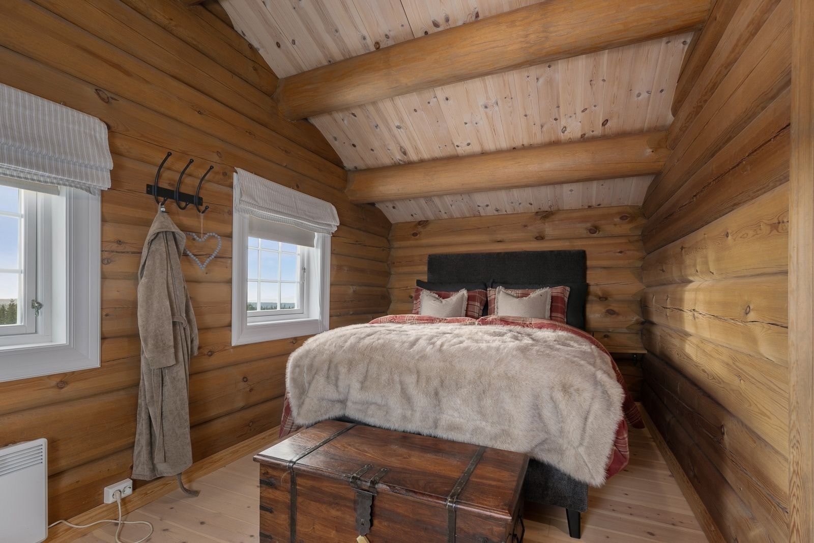 Soverom 4 i 2.etg. er master bedroom med god plass til å kle seg. Bad/wc er rett ved siden av. Galleribilde