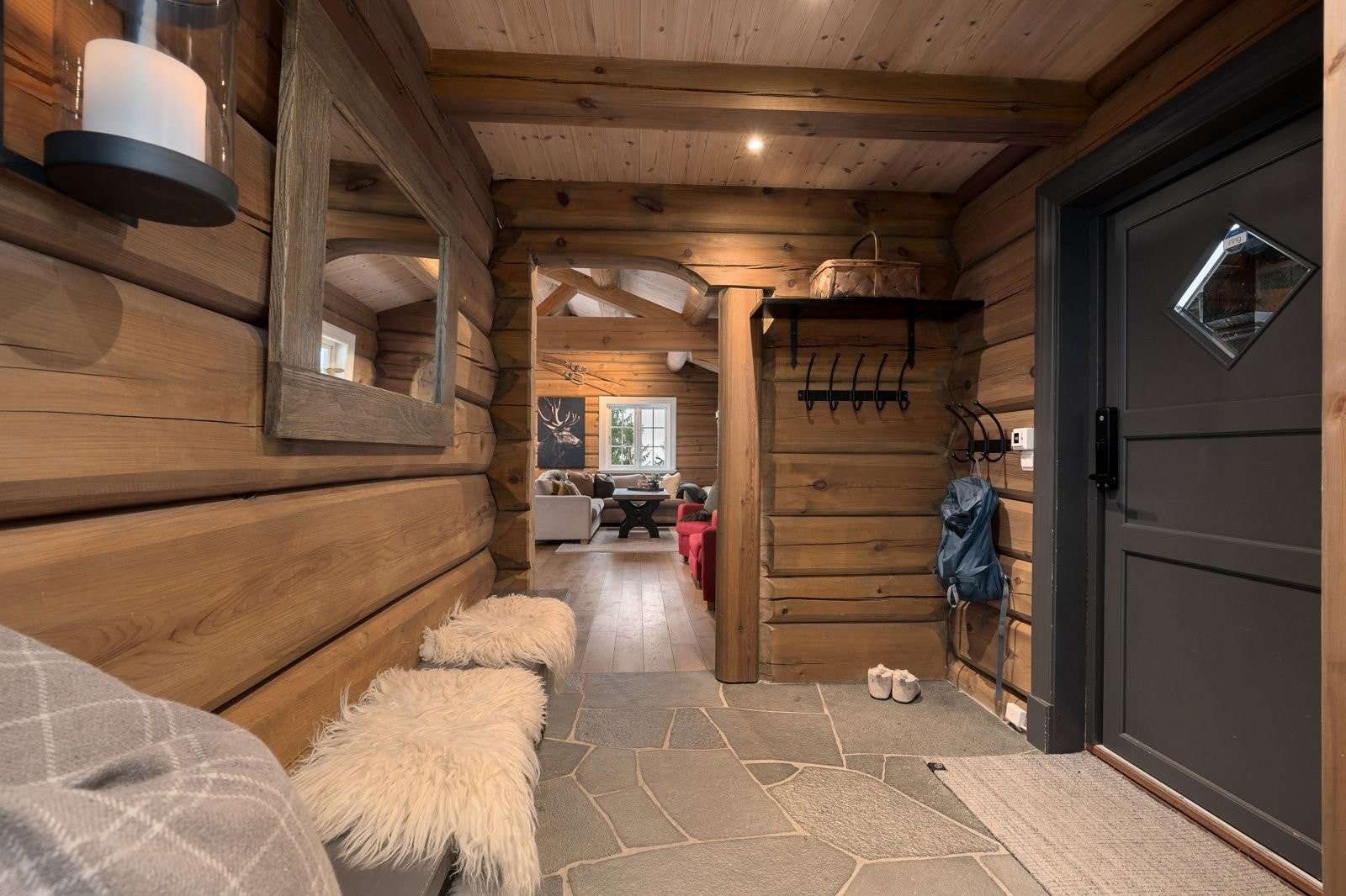 Gang i 1. etg. - Stor plass på sittebenken slik at 3-4 personer kan ta av/på skisko eller slalomstøvler samtidig. Skifer på gulvet som tåler alt. Galleribilde