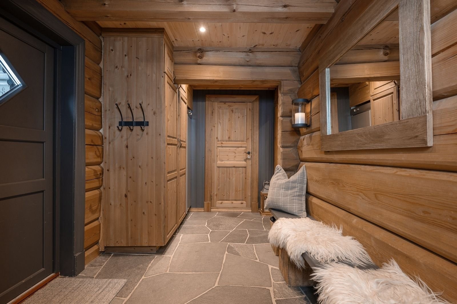 Gang i 1.etg. - God plass til å henge tøy, og her er det også et praktisk tørkeskap. Skifer på gulvet med varmekabler. Galleribilde