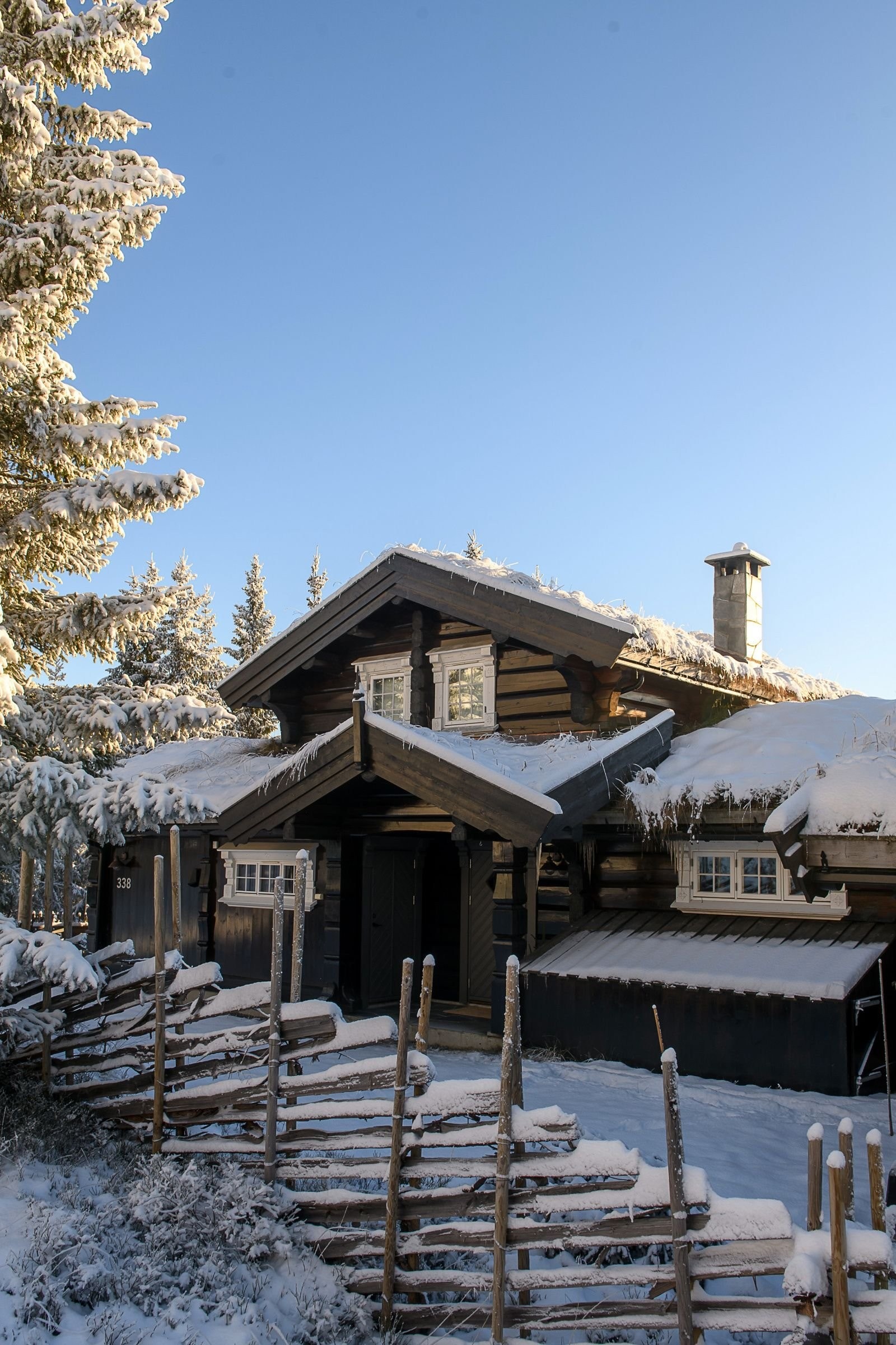 Hytta er bygd av 20" laftet tømmer. Den er delvis inngjerdet med vakker skigard. Galleribilde