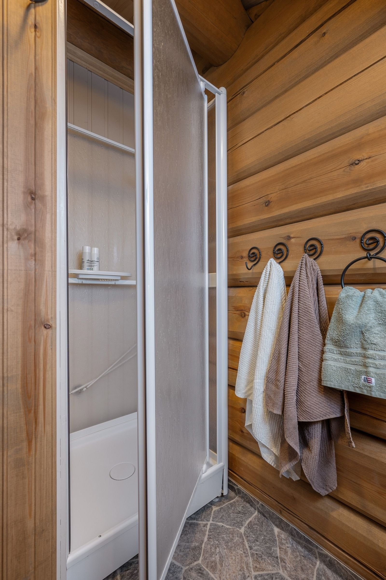 Bad/toalett 2. etg. har dusjkabinett og varme i gulvet. Fint bad for avlastning om man er mange på hytta. Galleribilde