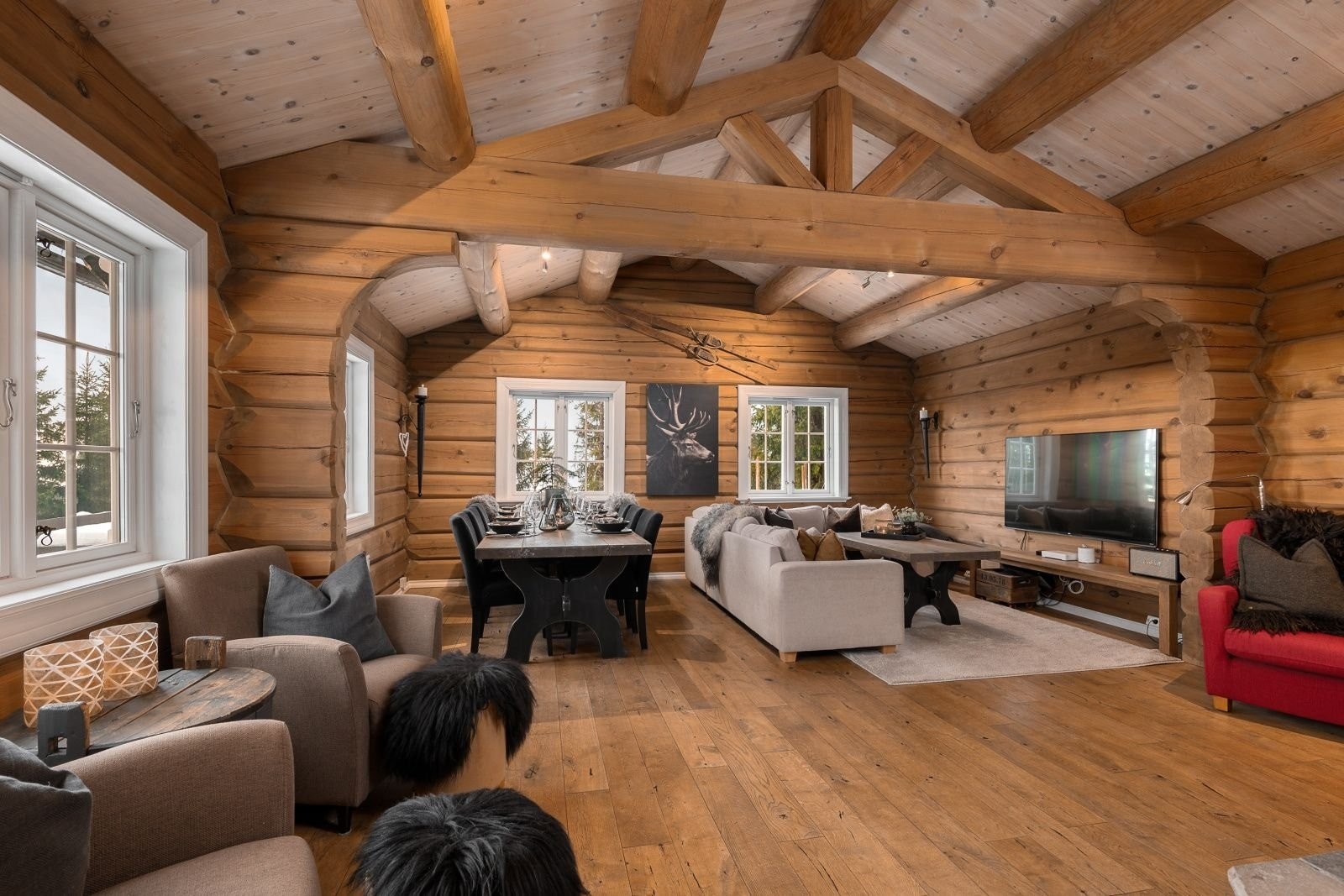 Stuen slipper inn godt med sollys. Galleribilde