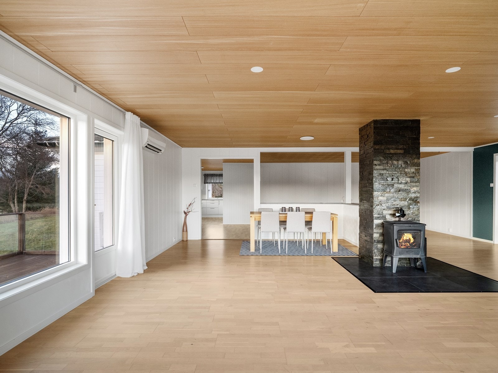 Lys og romslig stue med åpen løsning mot kjøkken Galleribilde