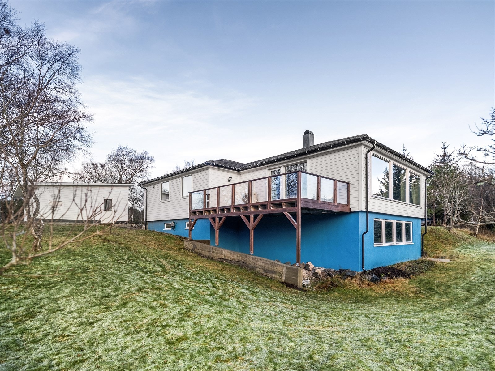 Fasadebilde av boligen med velholdt uteområde Galleribilde