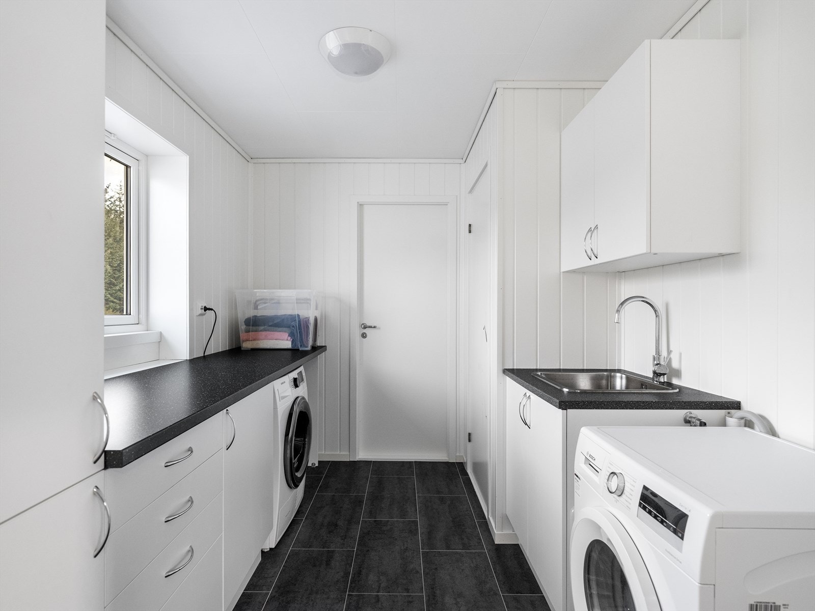 Vaskerom med god arbeidsplass og oppbevaringsmuligheter Galleribilde