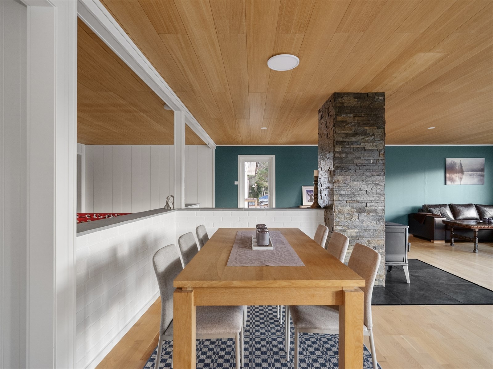 Spisestue med plass til hele familien, perfekt for hyggelige måltider Galleribilde