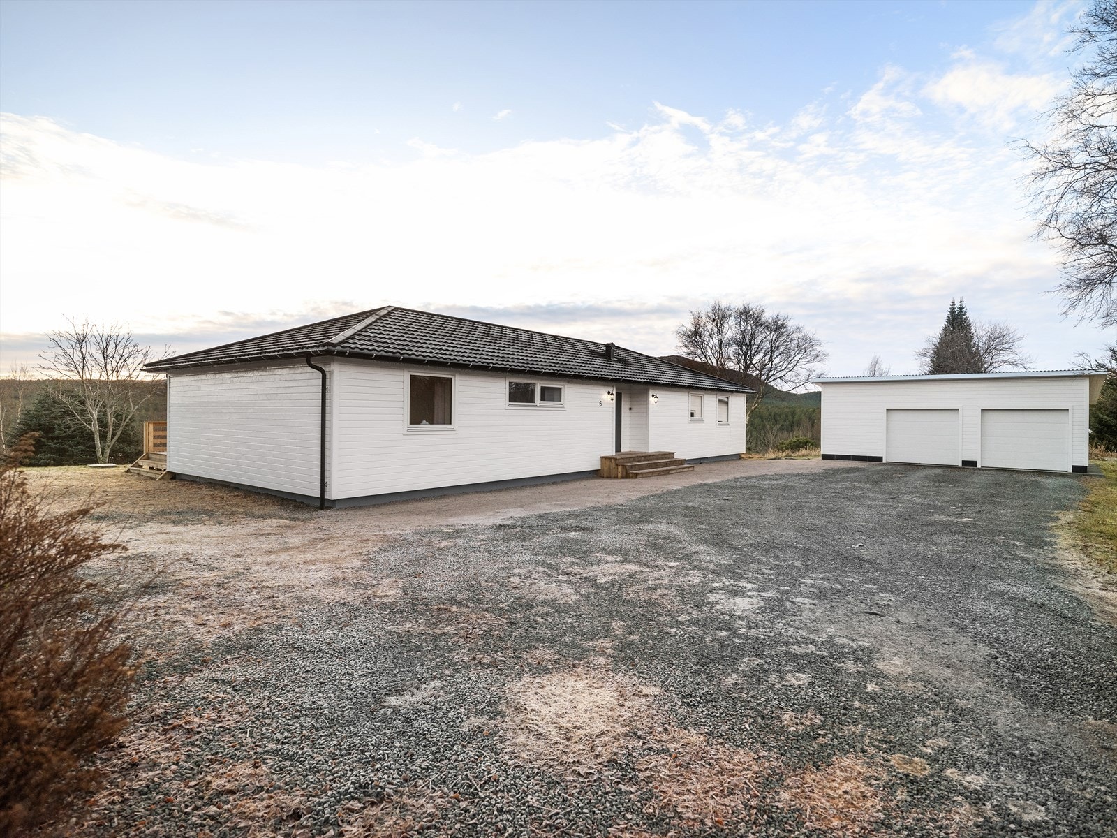 Stor gårdsplass med gode parkeringsmuligheter Galleribilde