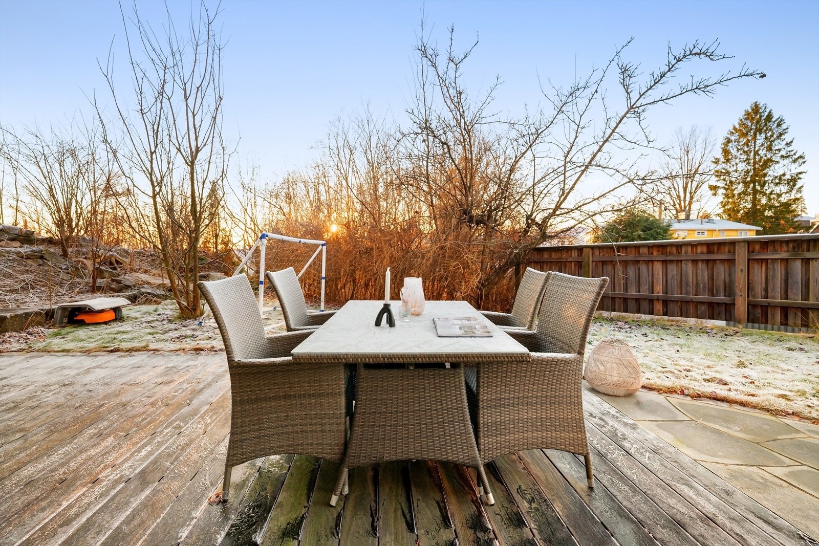 Boligen er vakkert omkranset av en usjenert og skjermet hage med svært gode solforhold fra morgen til kveld, øst - sør- vest. Om våren til høsten fra 0500 - 2130. Galleribilde