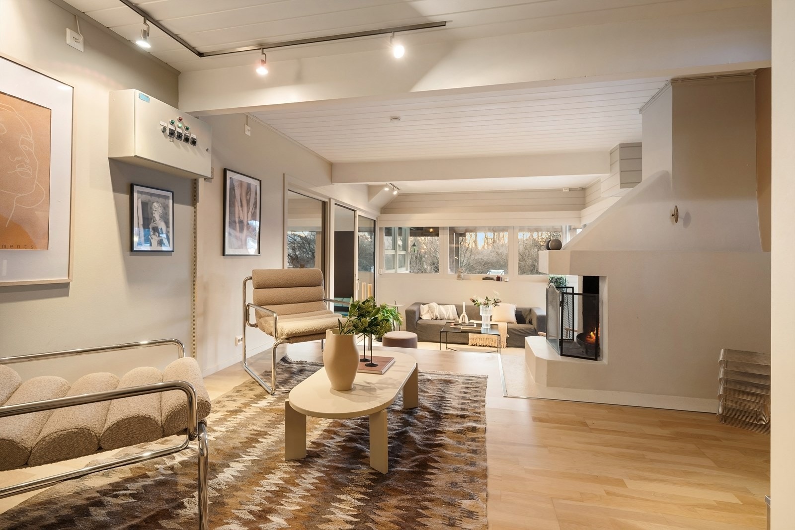 Peisestuen i underetasjen er utformet over to nivåer. Galleribilde