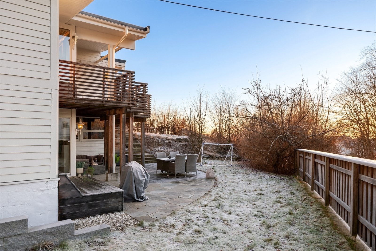 I nærområdet finnes det gode servicetilbud, butikker, rekreasjonsmuligheter samt både sport og friluftsliv året rundt. Galleribilde