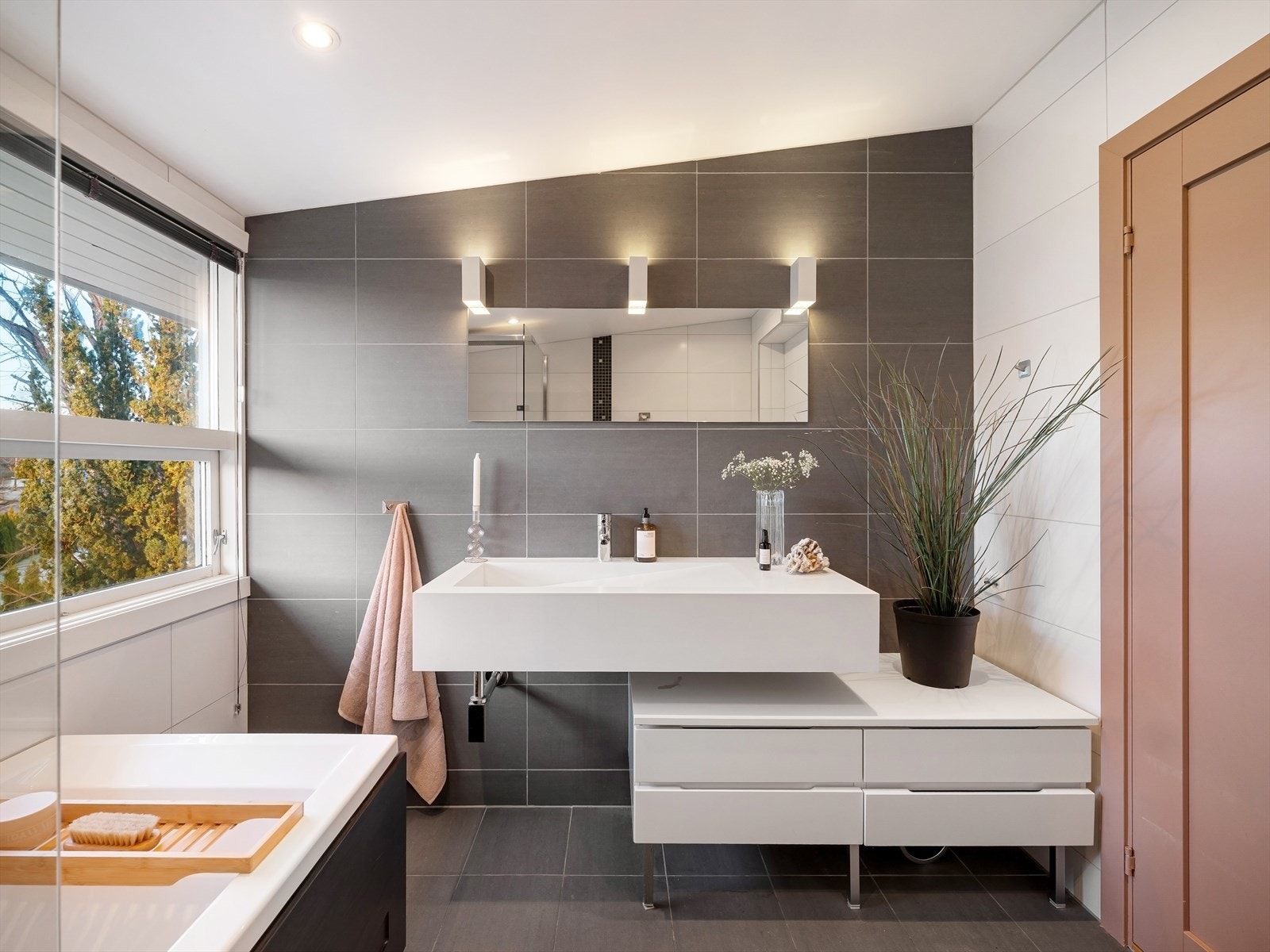 Innredningen består av en vegghengt servant med praktisk skuffeløsning under og et vegghengt toalett. Over servanten er det speil med integrert belysning. Galleribilde