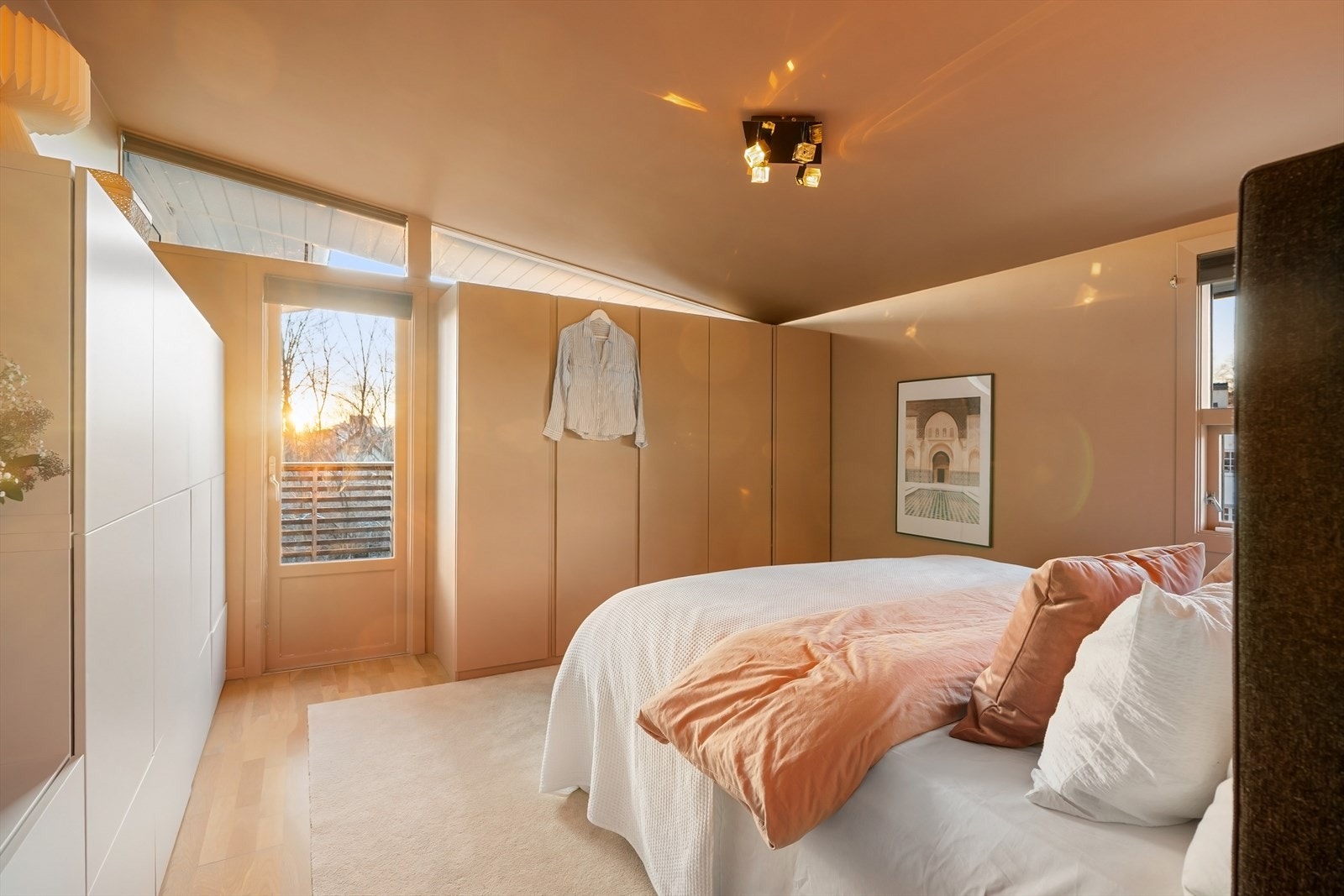 Boligen har totalt fire soverom, hvorav hovedsoverommet og soverom nr. 2 befinner seg i 1. etasje. Galleribilde