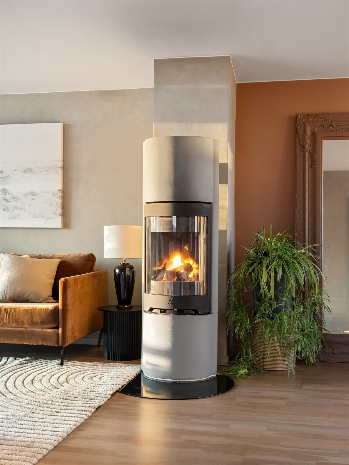 Den stilrene peisovnen i stuen skaper lun stemning og varme på kjølige dager. Galleribilde