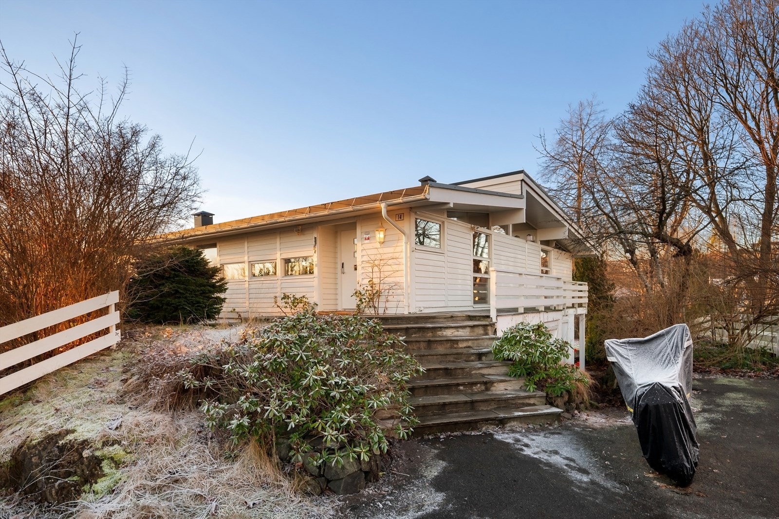 Store deler ble pusset opp i 2013 og boligen fremstår som innbydende, med en funksjonell og innholdsrik planløsning over to etasjer. Galleribilde