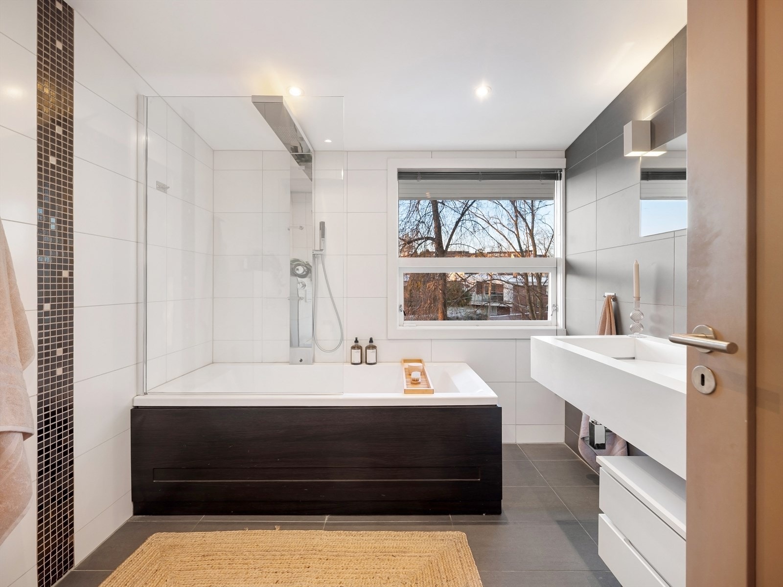 En-suite bad:
Stilrent bad som ble renovert i 2013. Badet har 30 x 60 cm fliser på vegger og gulv, med behagelige varmekabler i gulvet og spotter som belysning. Galleribilde