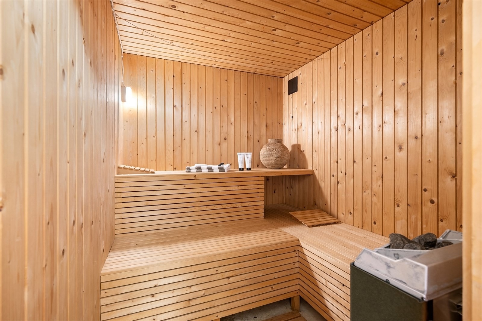 Badstuen er utført i klassisk stil med stående badstukledning og to benkerader i treverk. Det er installert elektrisk badstueovn, noe som gir gode forutsetninger for avslappende og komfortable badstueopplevelser. Galleribilde