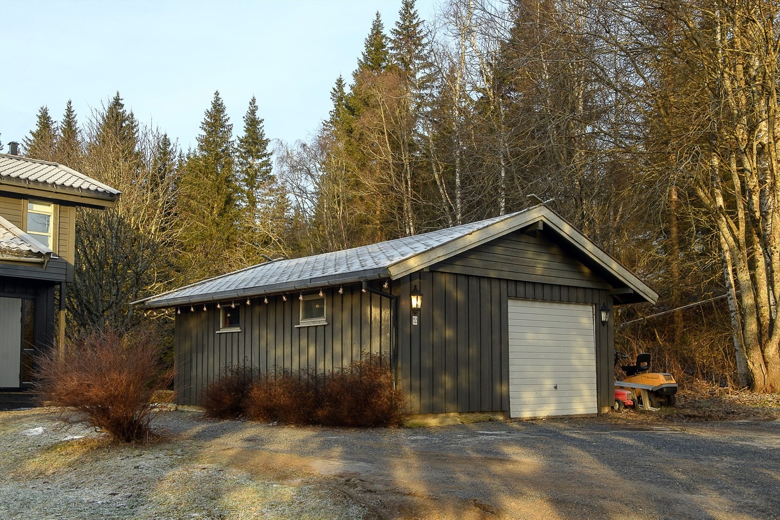 Garasjen fra 1980 er oppført i trekonstruksjoner med leddport. Galleribilde