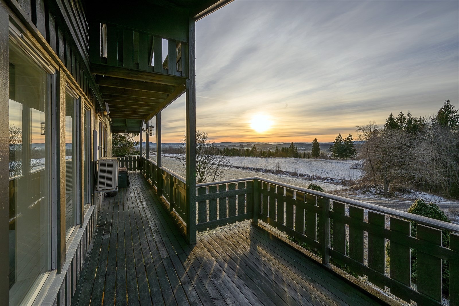 Den store verandaen på 25 m² har gode solforhold og fin utsikt. Galleribilde
