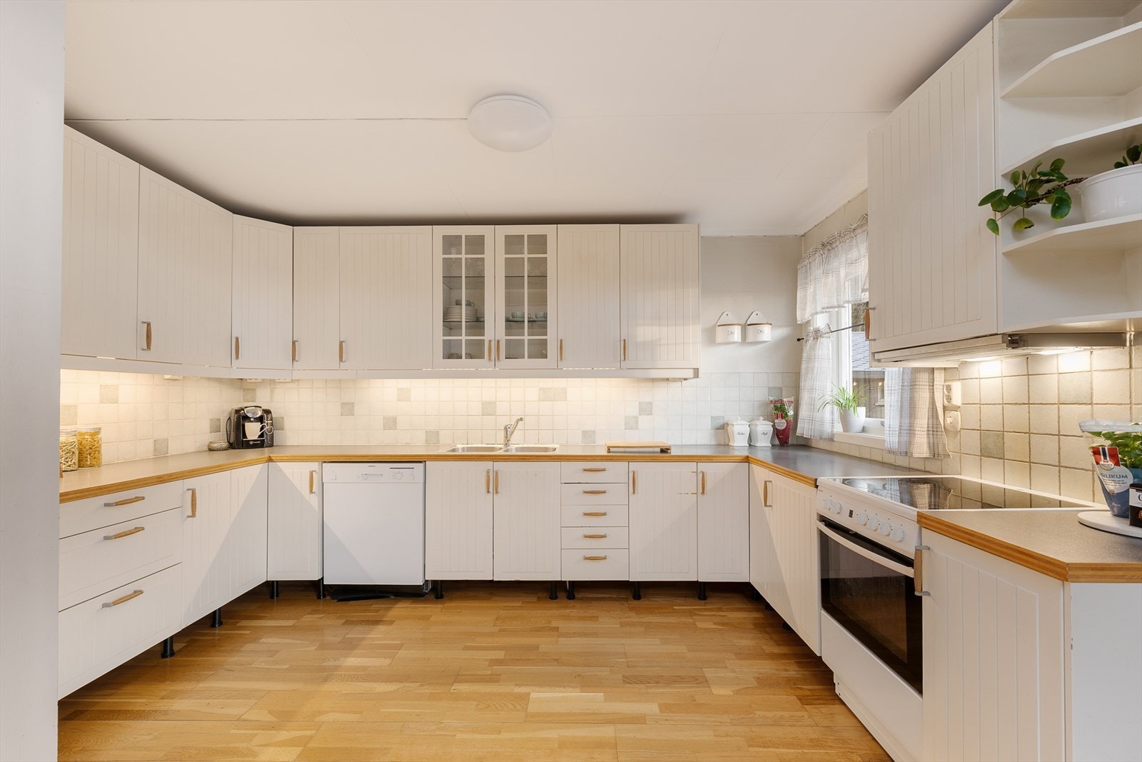 Romslig kjøkken har en innredning fra 2003 med profilerte fronter og godt med skapplass. Galleribilde