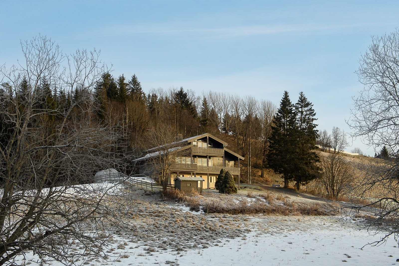 Enebolig med garasje som ligger i landlige omgivelser. Galleribilde