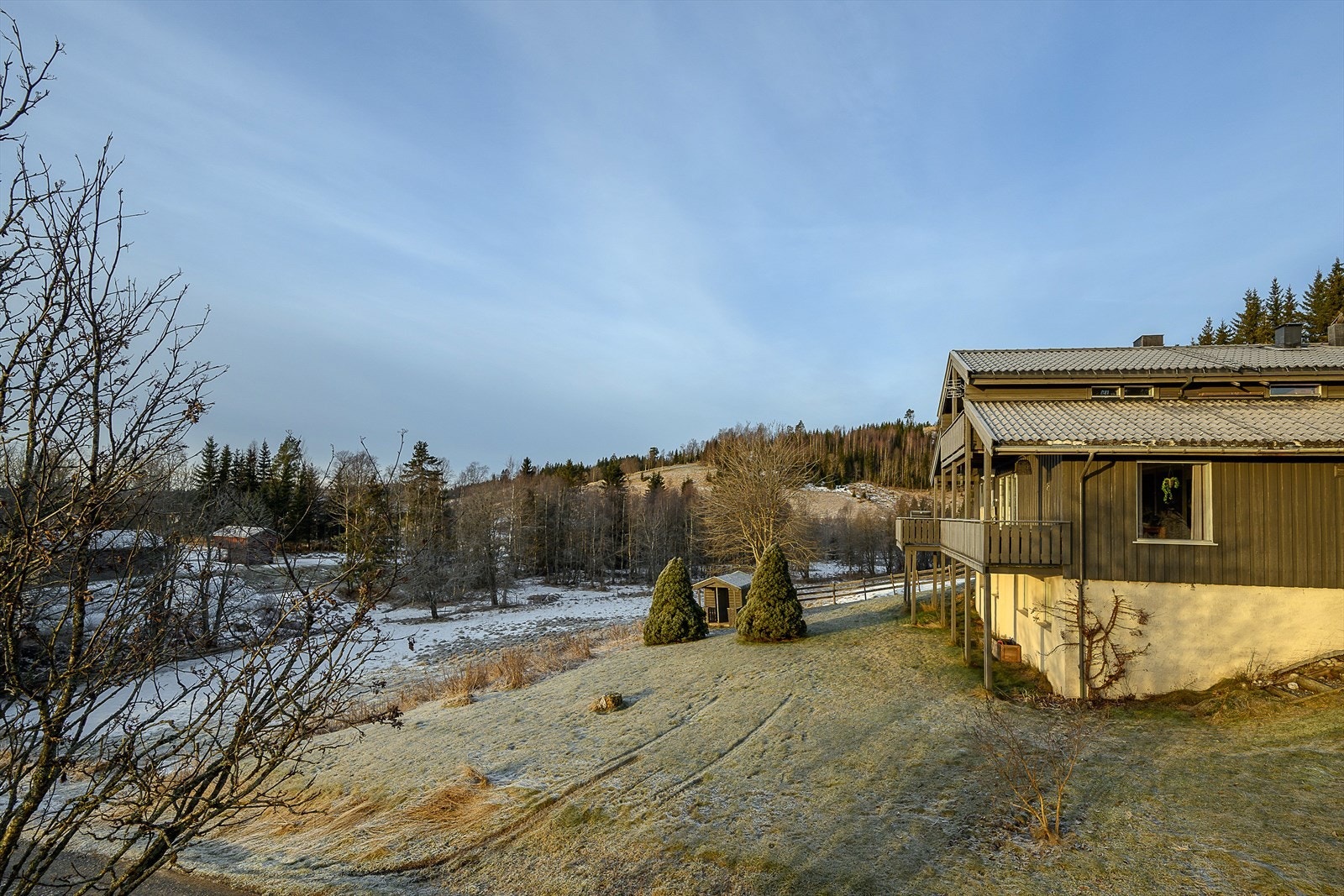 Eiendommen har en stor, usjenert og skrånende tomt på 1080 m². Meget barnevennlig omgivelser. Galleribilde