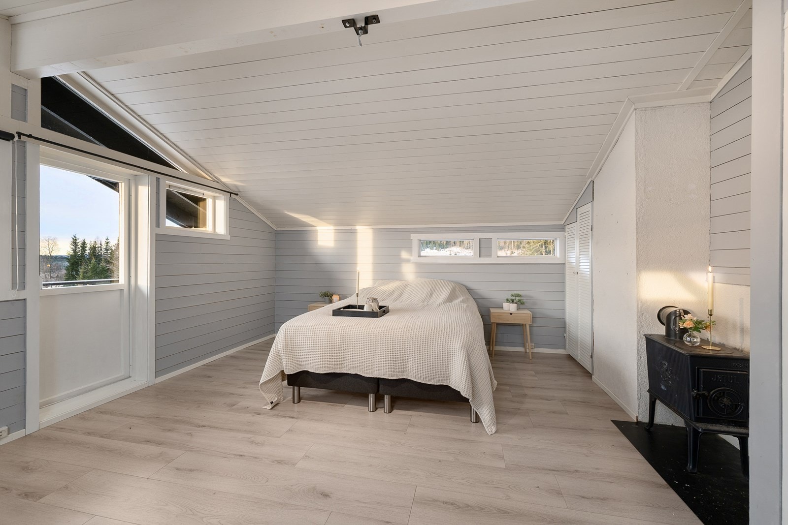 Rommet har en egen vedovn for ekstra varme. Galleribilde