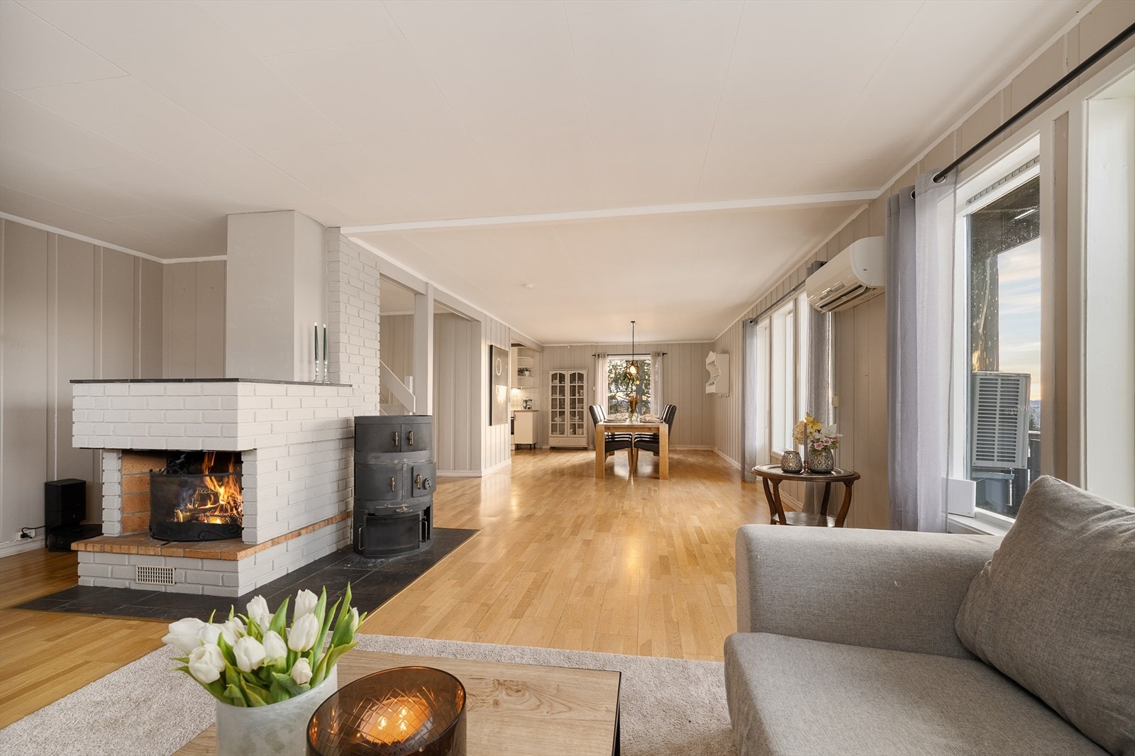 Boligen har en stor og romslig stue med meget gode muligheter til møblering og å etablere flere soner. Galleribilde