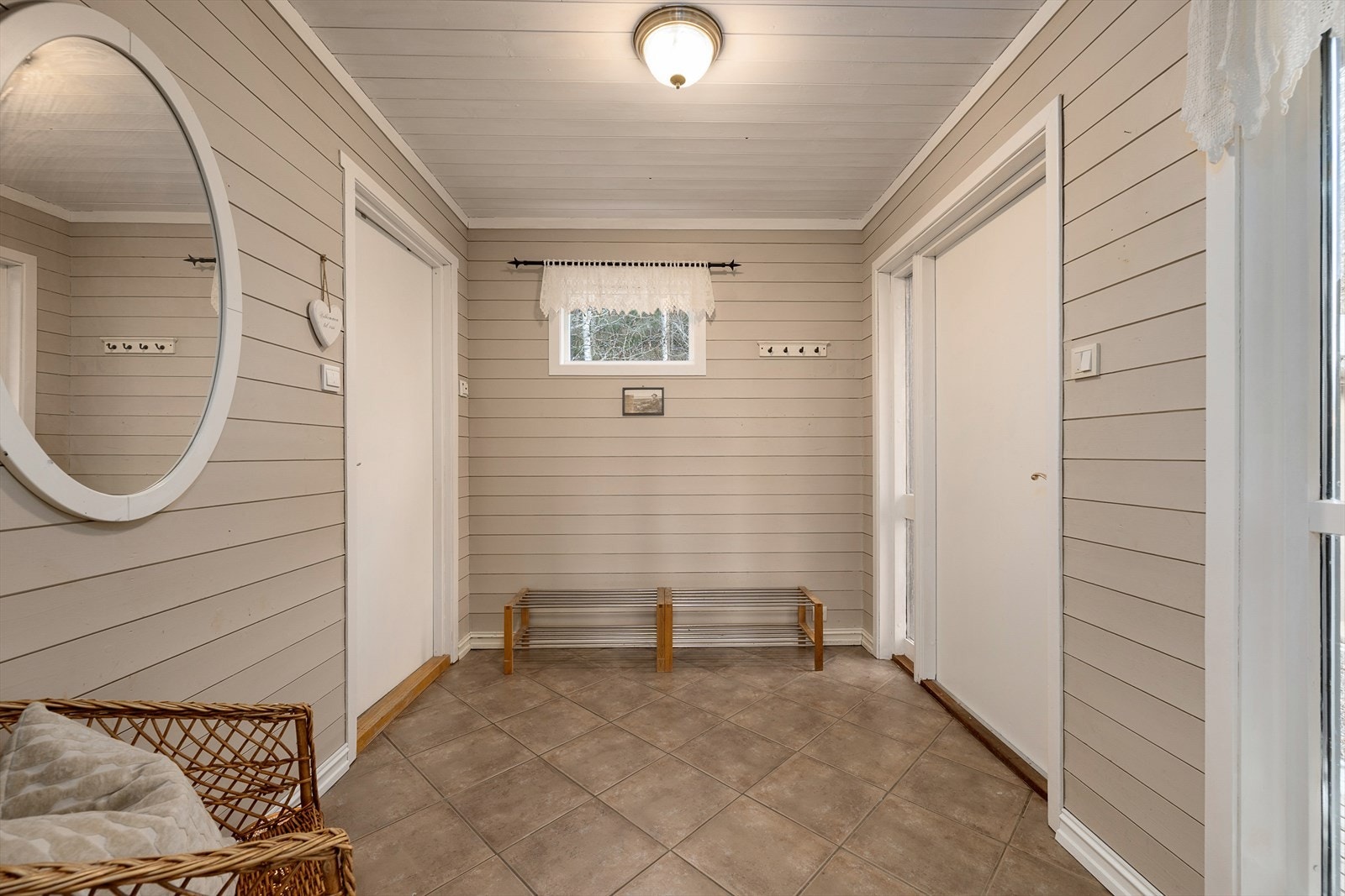 Boligen har en romslig entré som ble tilbygd i 1987. Lune og delikate fargetoner. Galleribilde