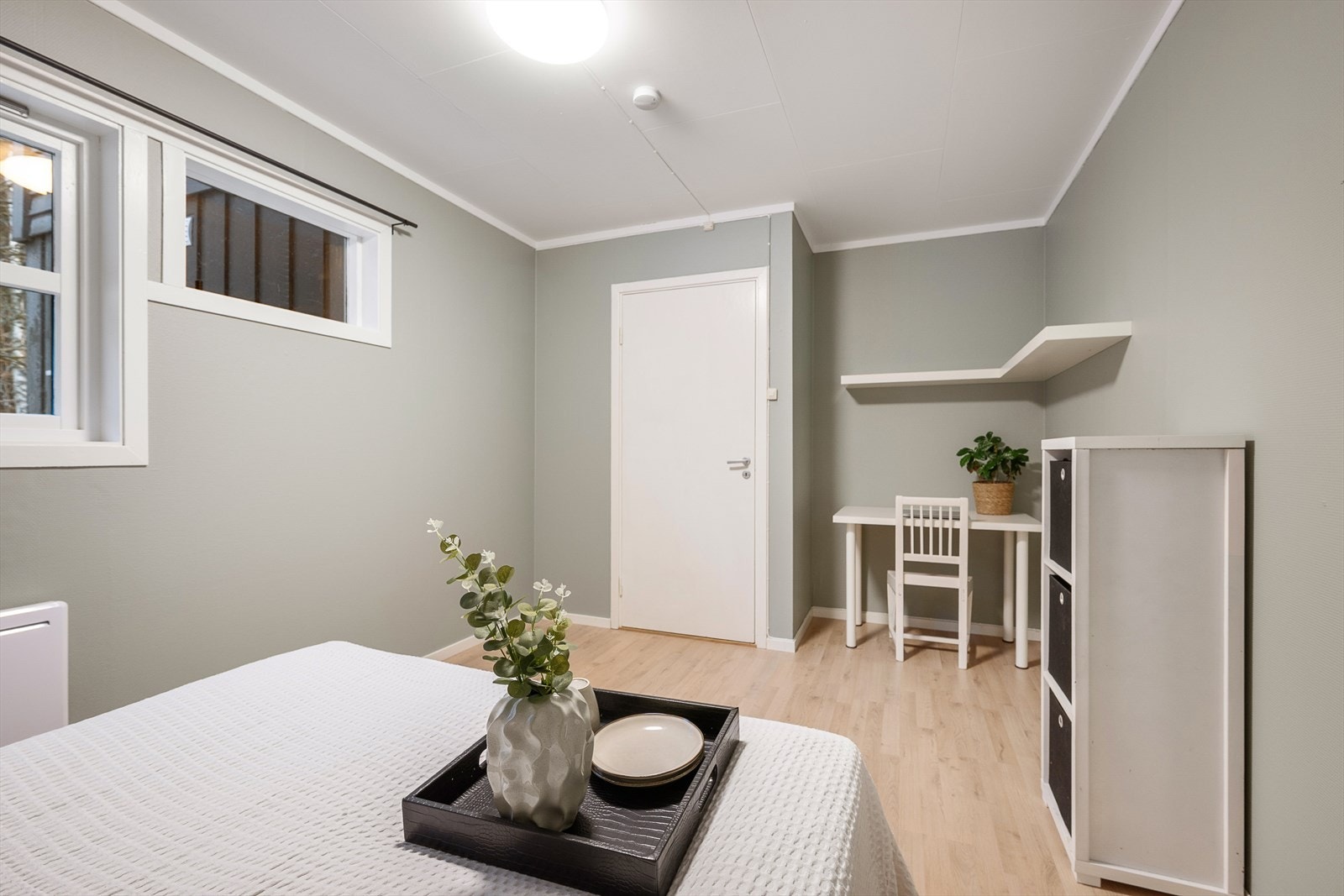 Rommet har plass til både seng og en liten arbeidsplass. Galleribilde