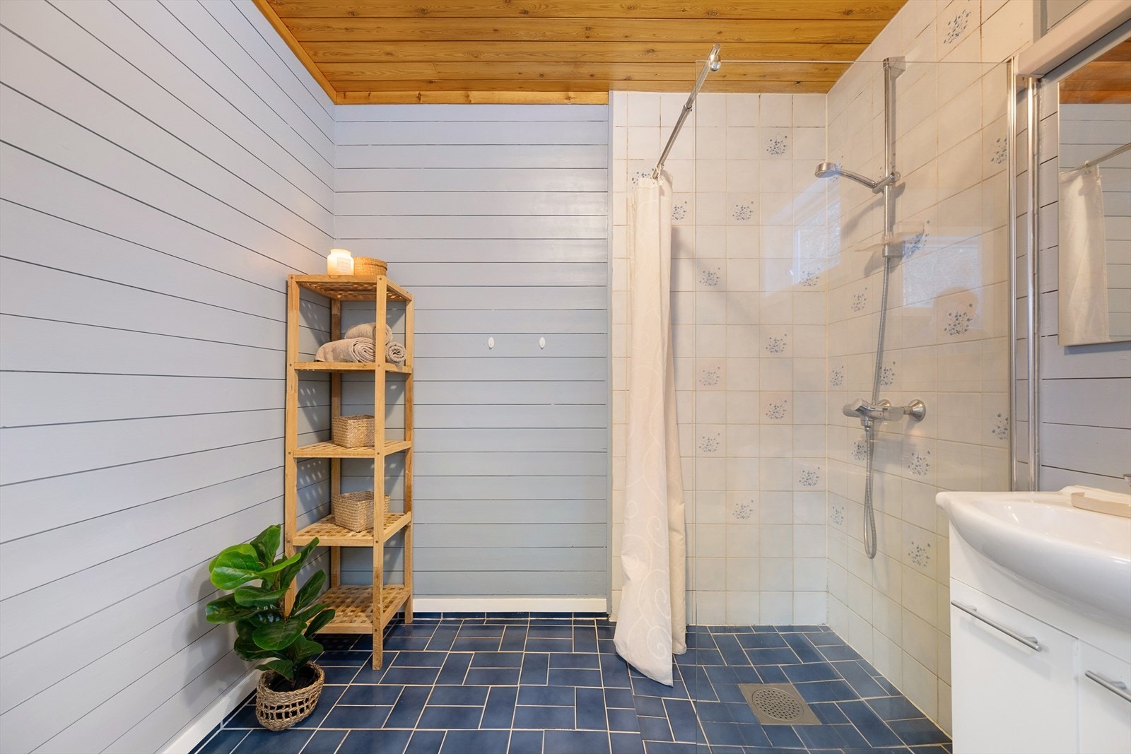 Rommet er utstyrt med baderomsinnredning, toalett og dusj med dusjvegg fra 2015. Galleribilde