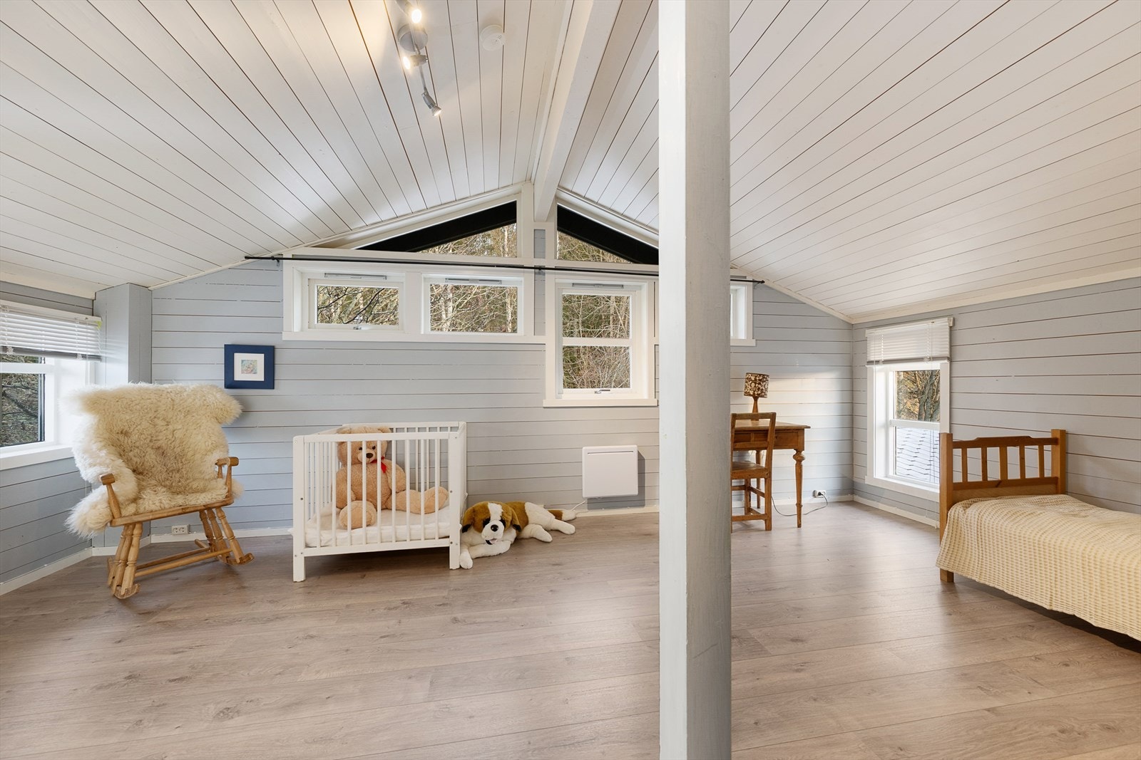 Det andre soverommet i etasjen er også av god størrelse, med plass til flere senger. Galleribilde