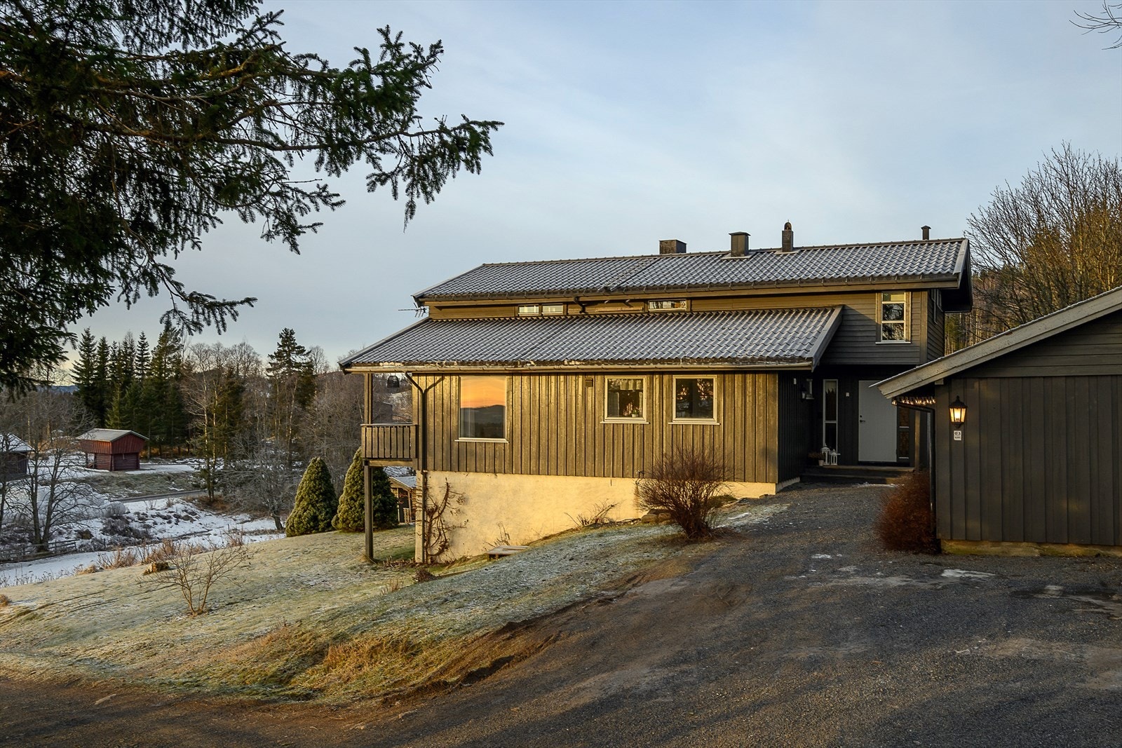 Tomten ligger i rolige og barnevennlige omgivelser med spredt boligbebyggelse og landbruk. Galleribilde