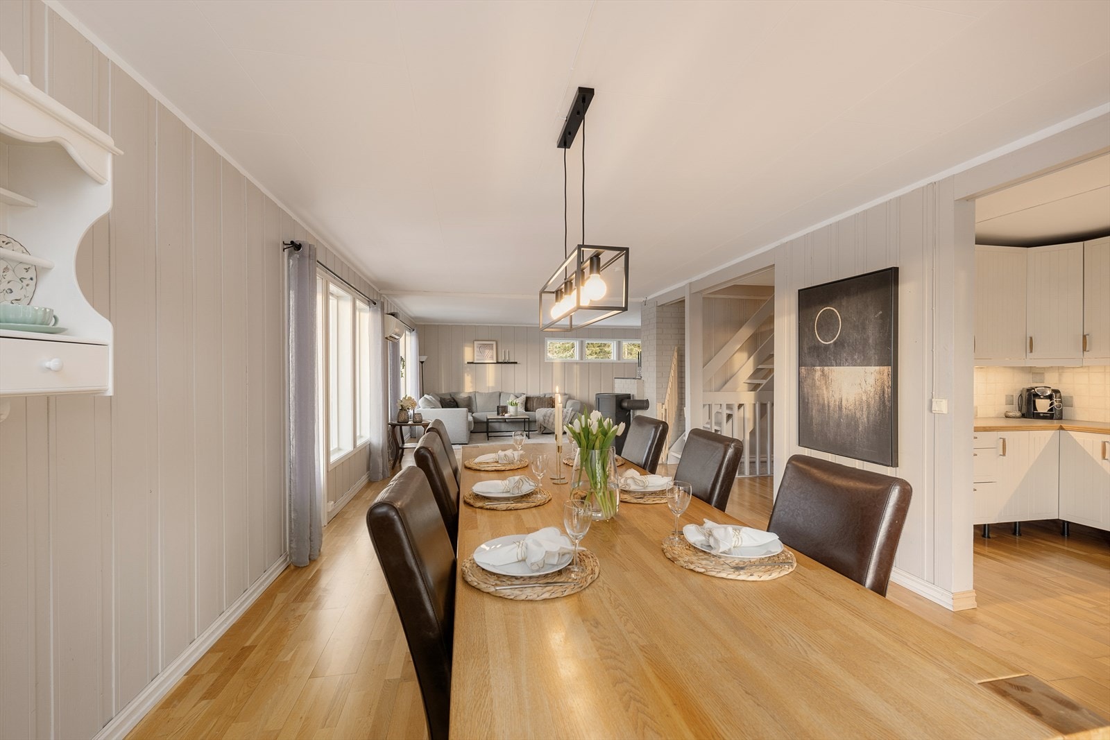 Spisestuen ligger i fin kontakt med kjøkkenet. Det er god plass til et skikkelig langbord. Galleribilde