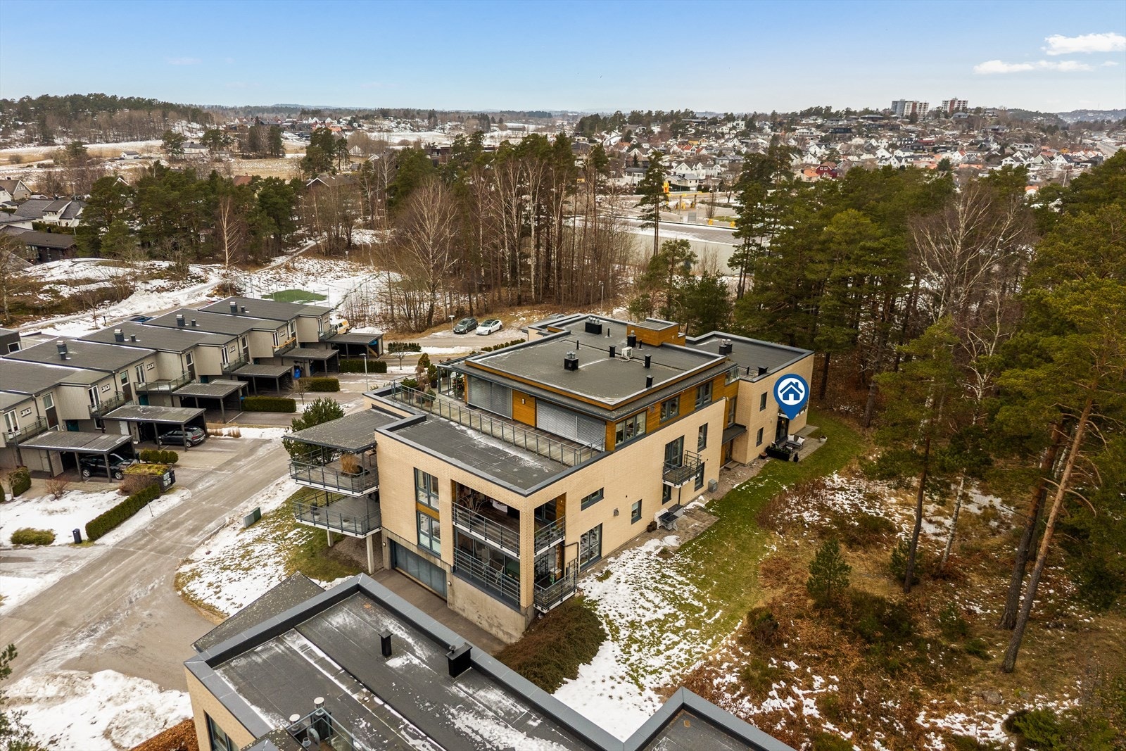 Uteplassen ligger skjermet til med utsyn mot naturen. Galleribilde