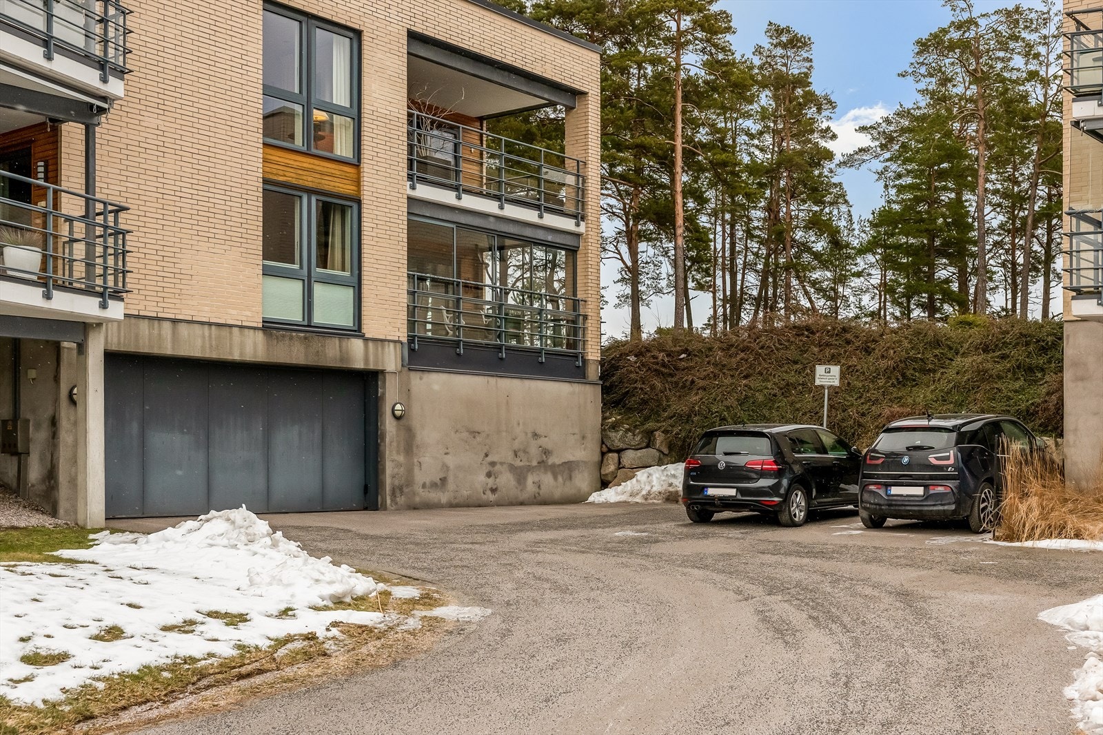 Det følger med en egen garasjeplass i felles parkeringskjeller. Galleribilde