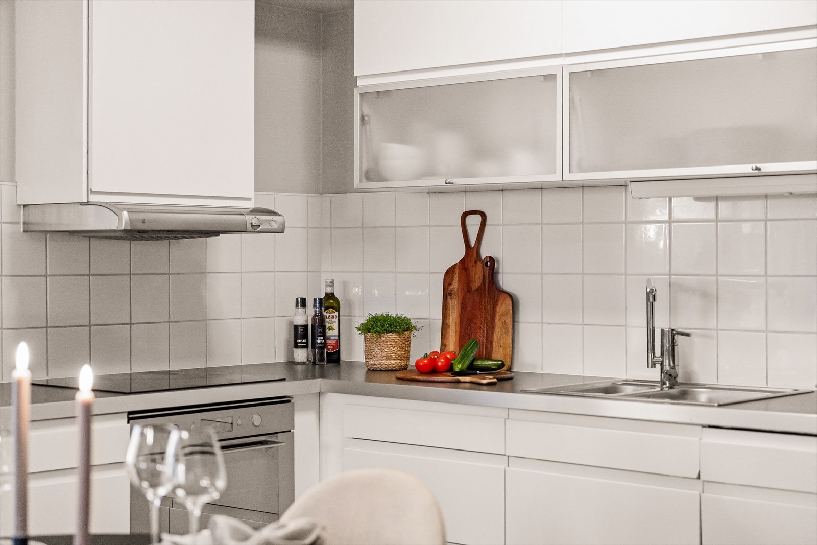 Kjøkkenet er utstyrt med hvitevarer som stekeovn, oppvaskmaskin og kjøl/fryseskap. Det er avtrekk via balansert anlegg. Galleribilde