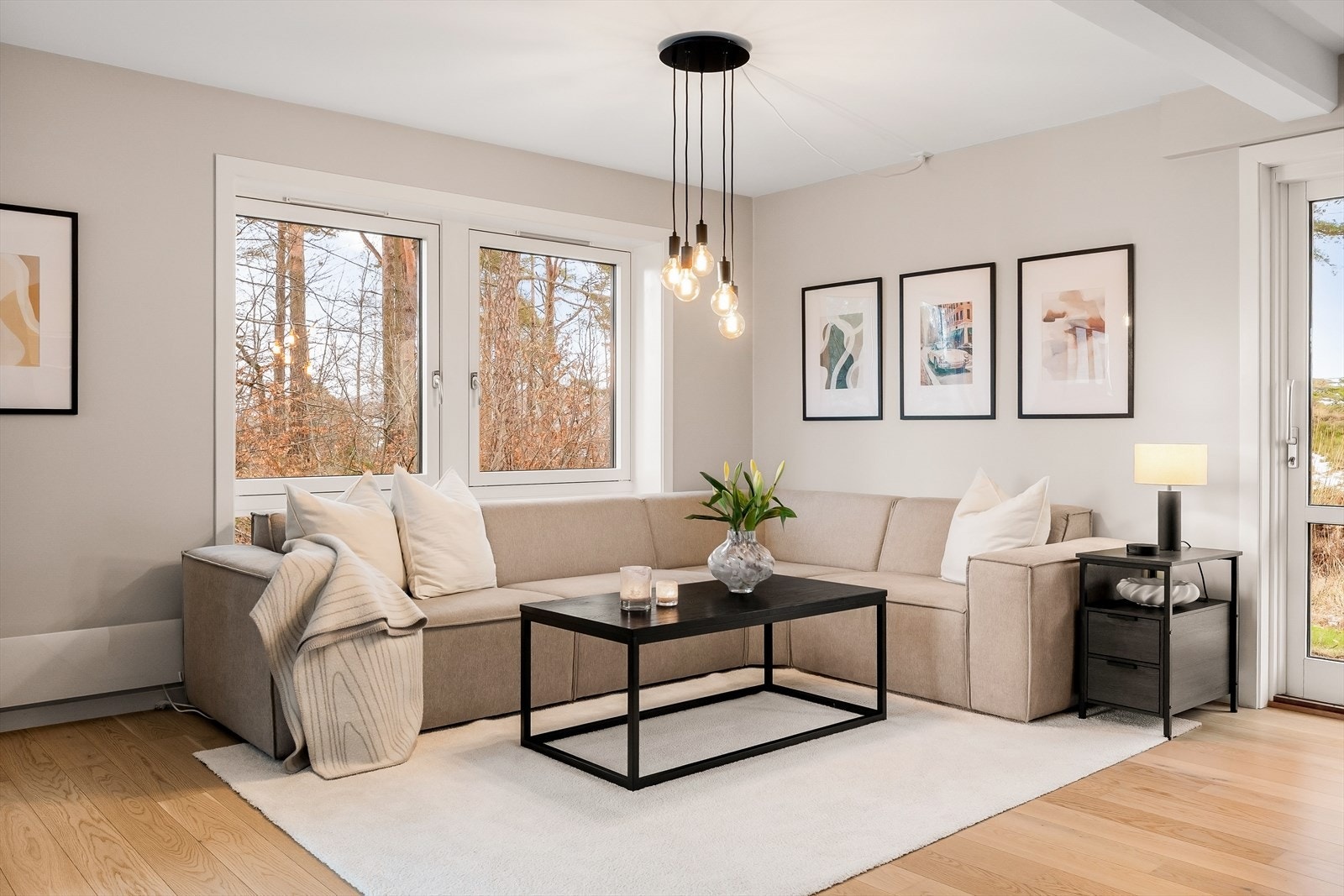 Stuen er romslig med plass til sofa og øvrig møblement. Galleribilde