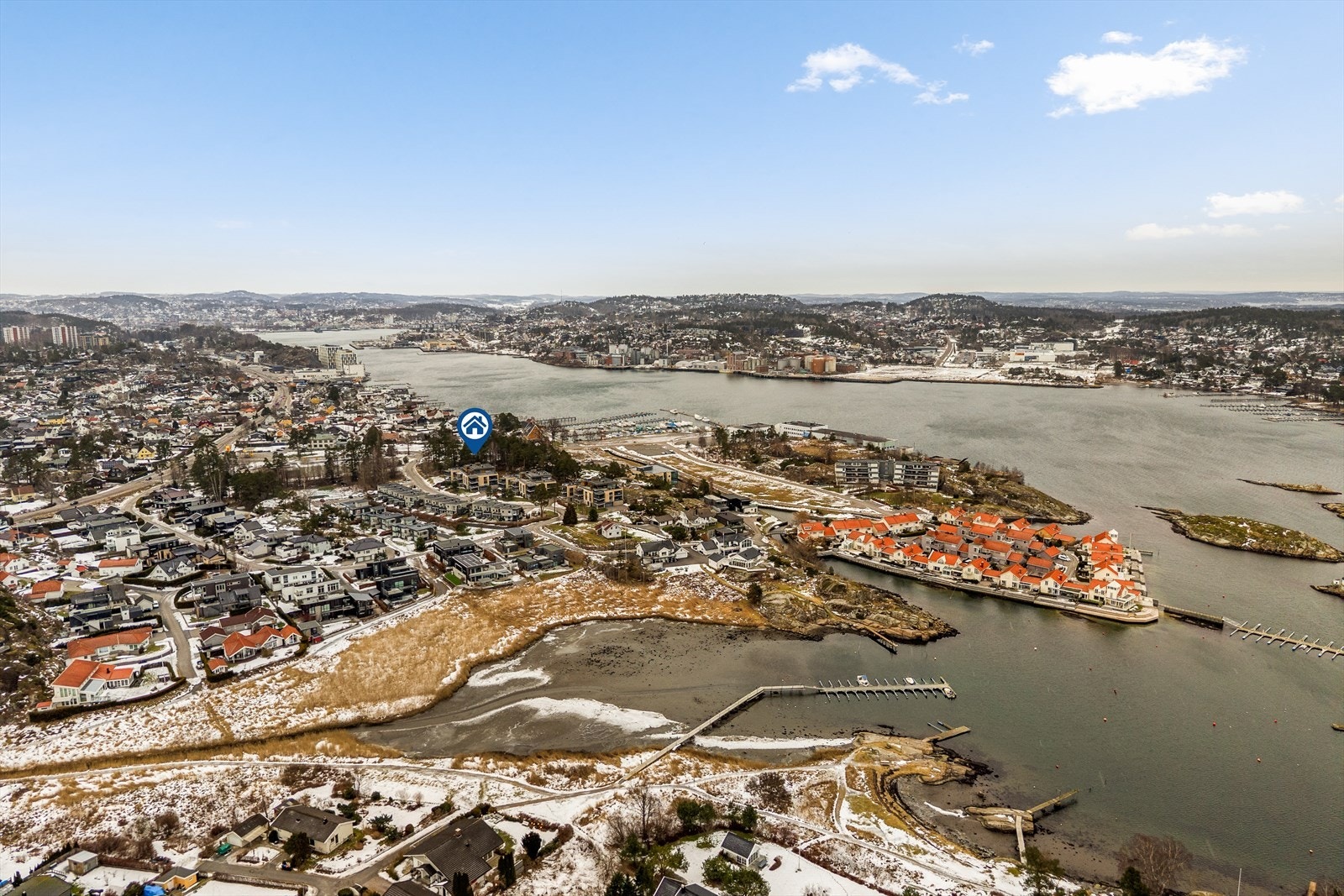 Området ligger på vestsiden av Sandefjordsfjorden med bl.a flotte svaberg, plen og sandstrand på Lofterødkilen, samt den populære badeplassen 'Karliroa'. Galleribilde