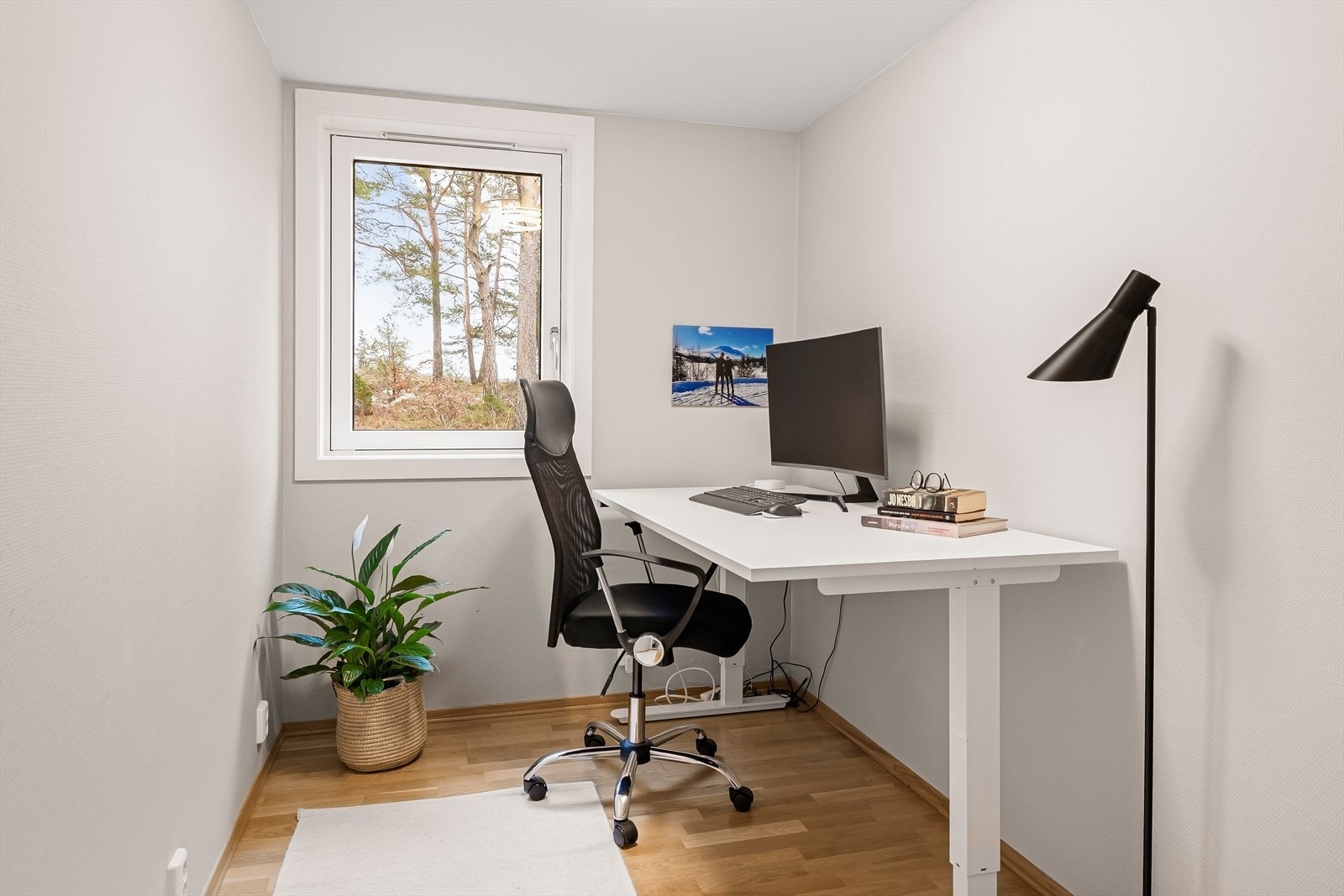 Soverom som er innredet som kontor. Galleribilde