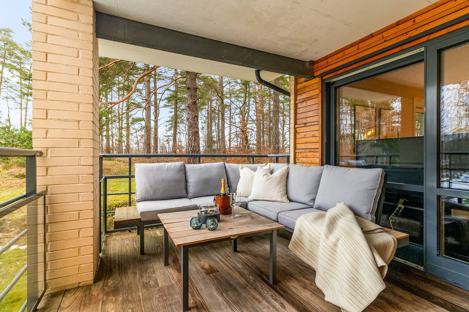 På terrassen er det plass til en sittegruppe. Galleribilde