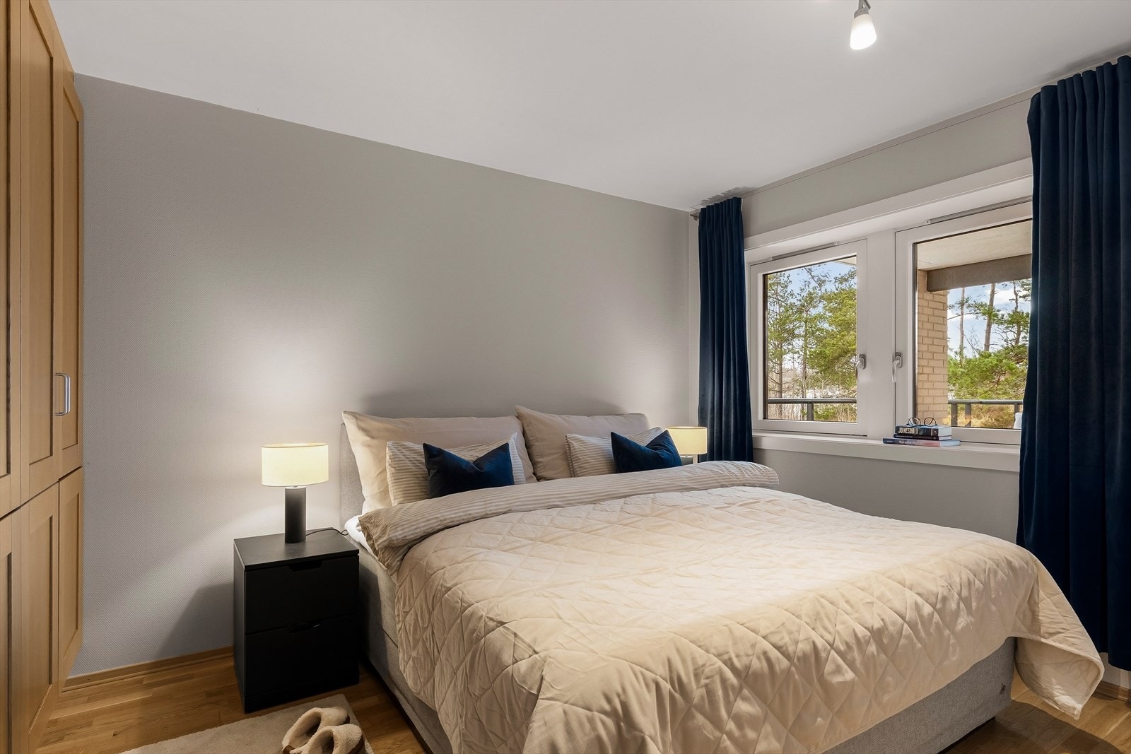 Soverommet har plass til dobbeltseng, nattbord og garderobeløsning. Galleribilde