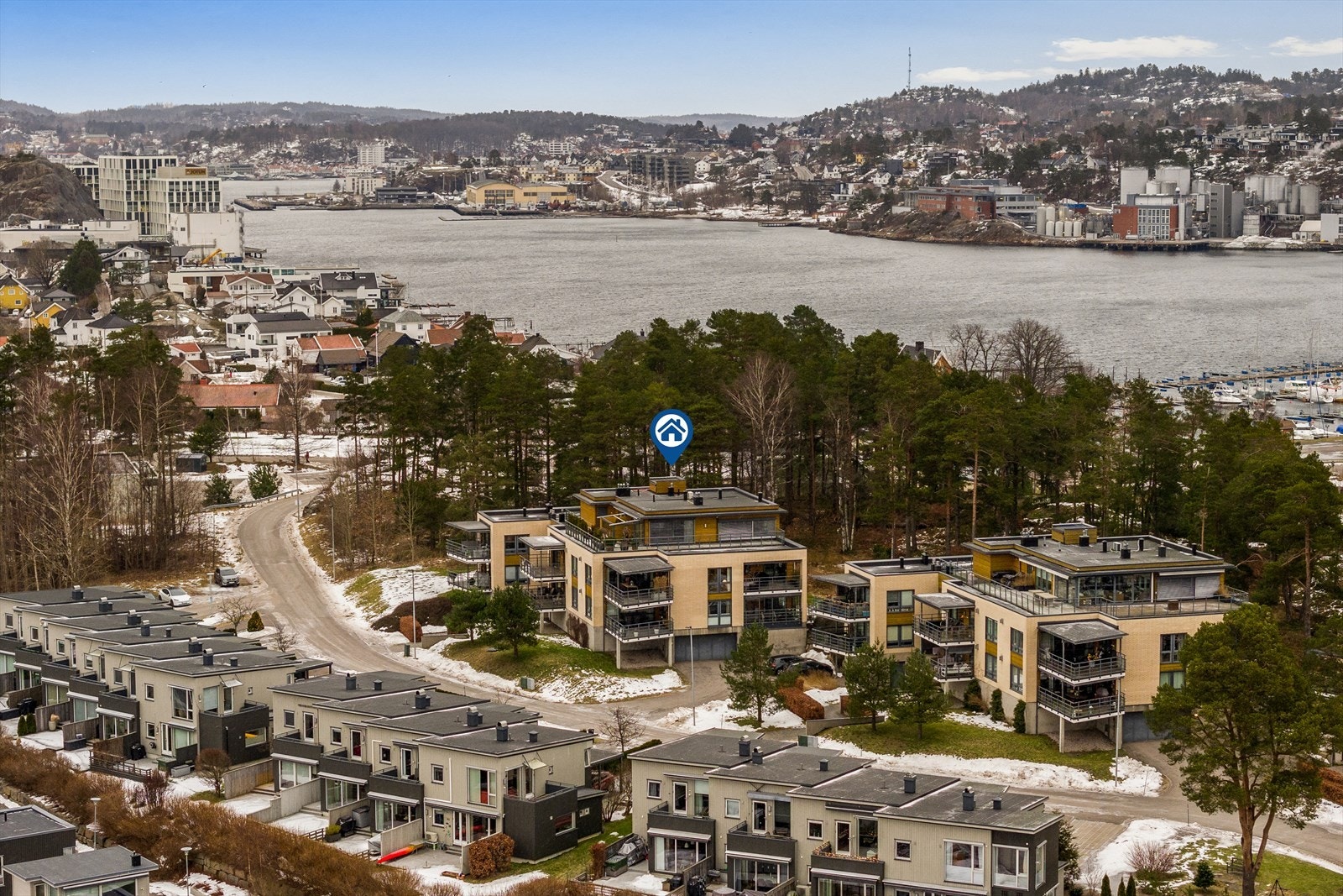 Skaustranda er et meget populært boligområde og ligger ca. 3 km syd for sentrum. Galleribilde