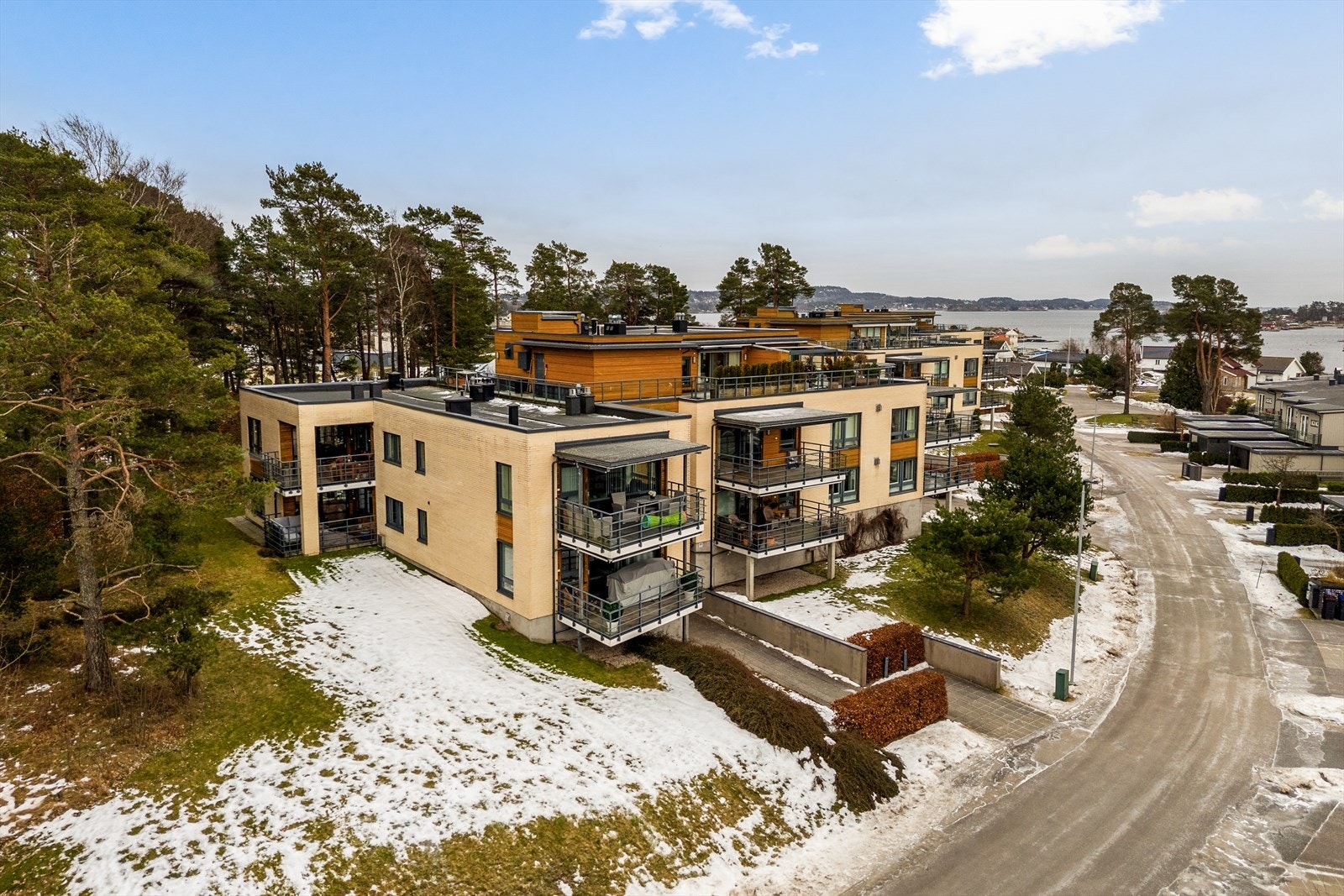 Lekker leilighet i sjønære omgivelser med to trivelige uteplasser. Galleribilde