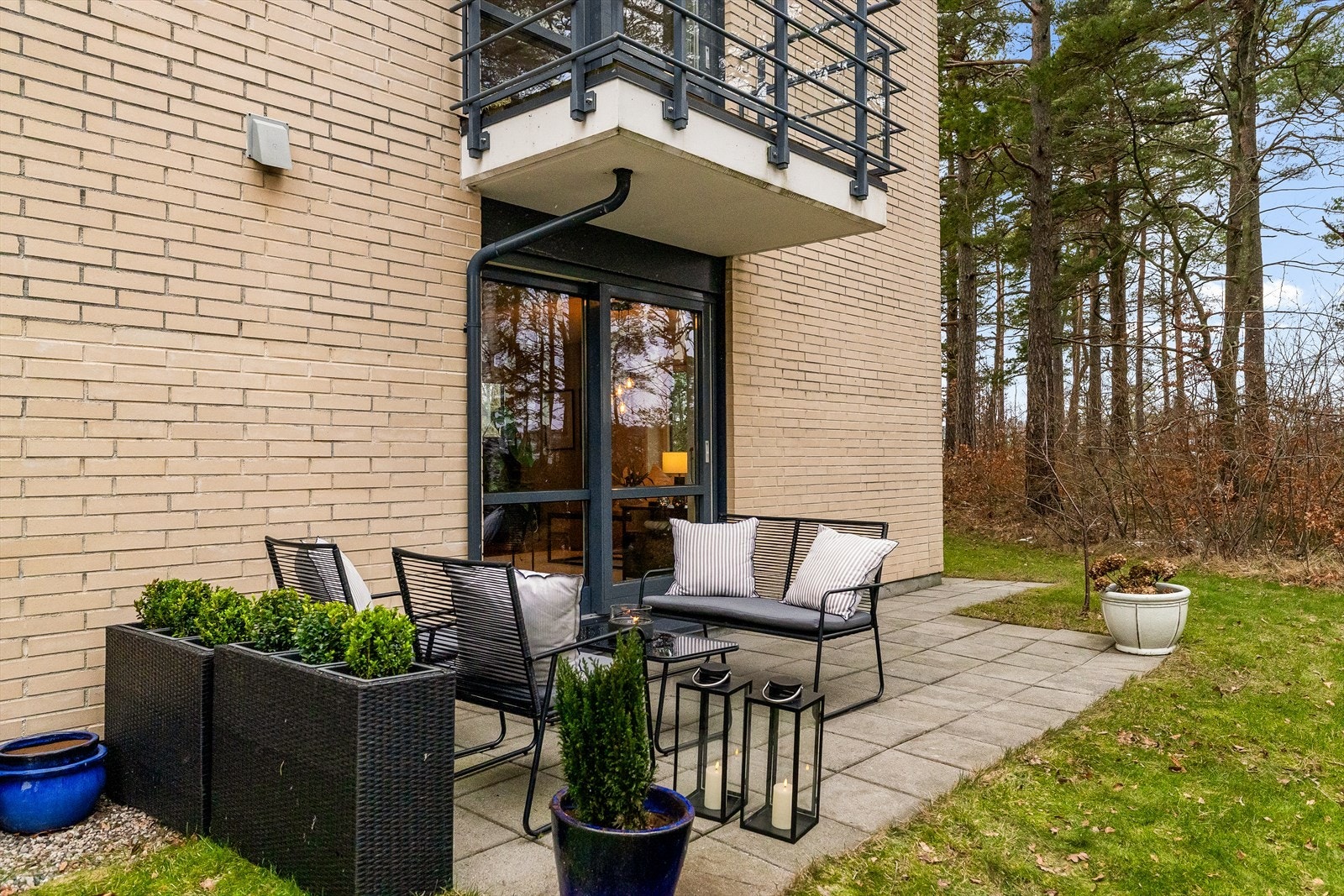 Uteplassen er hellelagt og har god plass til utemøbler, med adkomst både fra stuen og fra terreng. Galleribilde