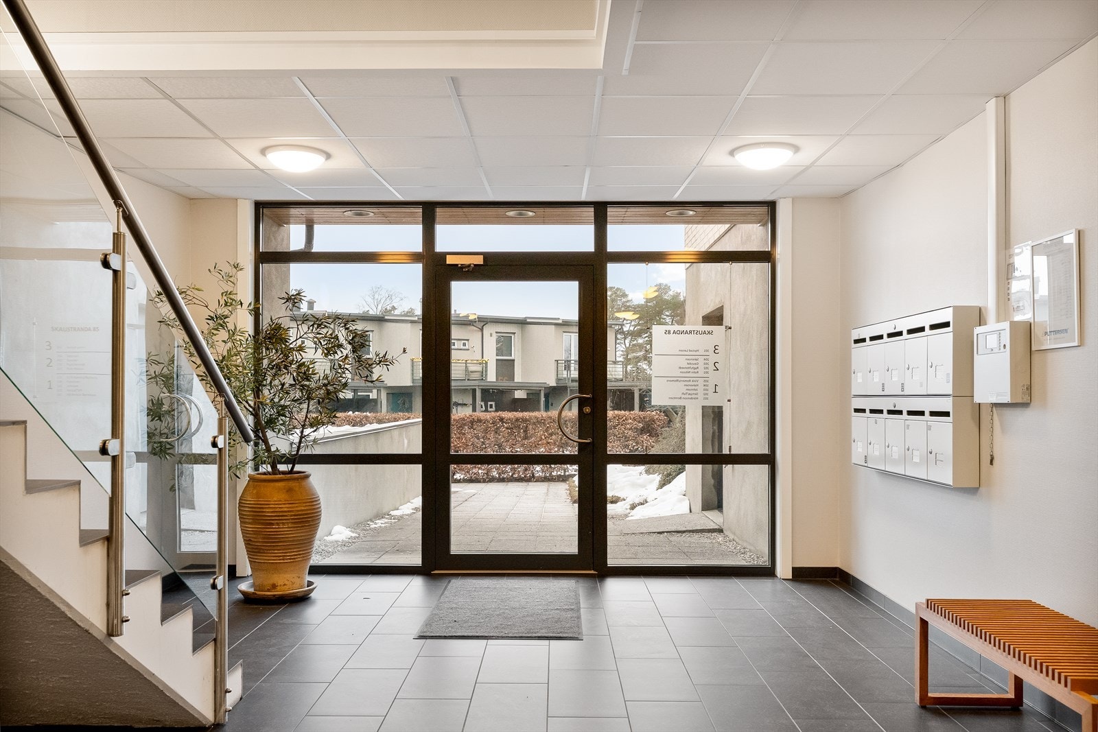 Felles inngangsparti med enkel og praktisk adkomst. Galleribilde